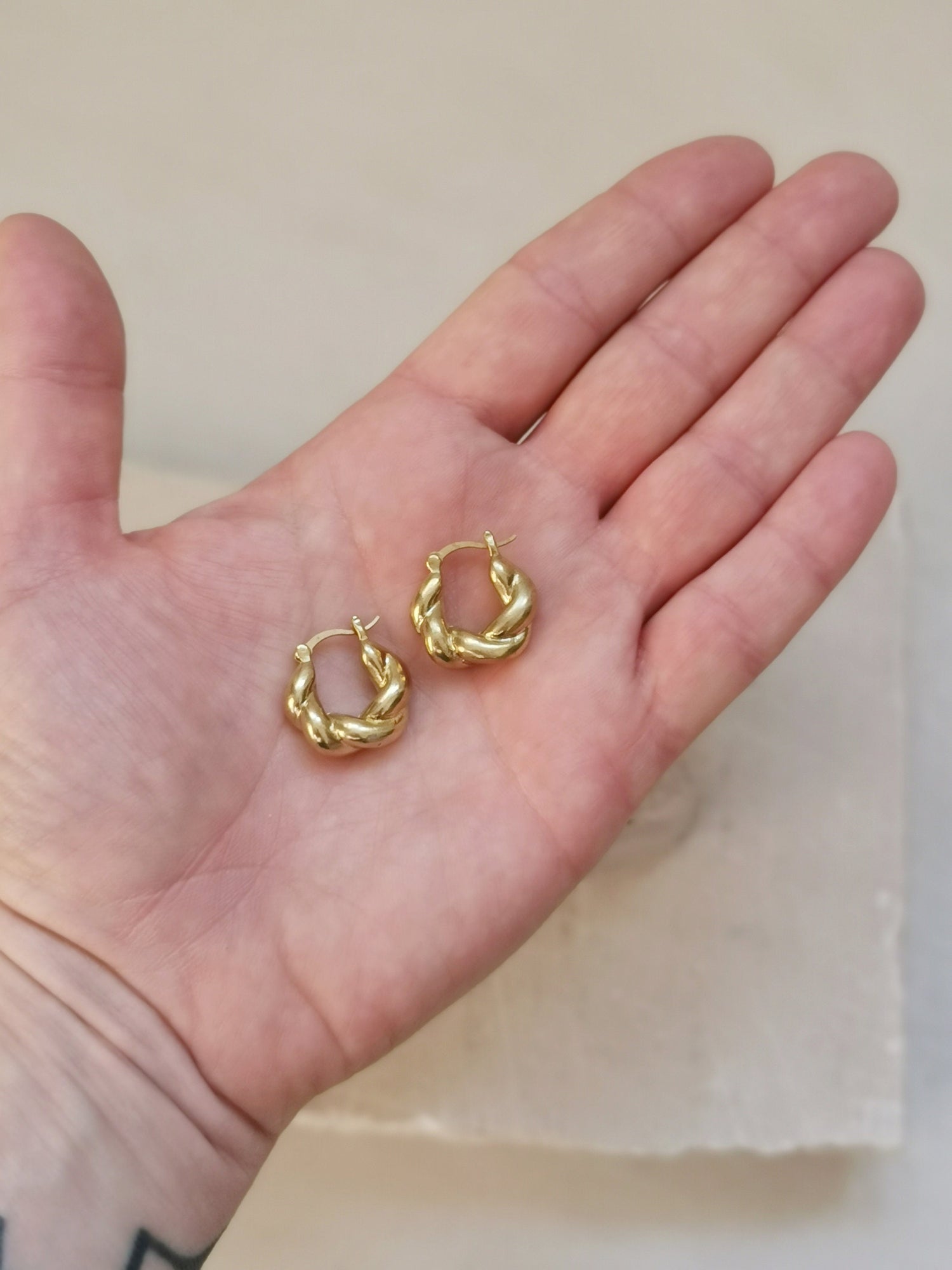 Kleine chunky gedrehte Creolen, Twist Creolen, verdrehte Creolen aus Messing, Croissant Ohrringe