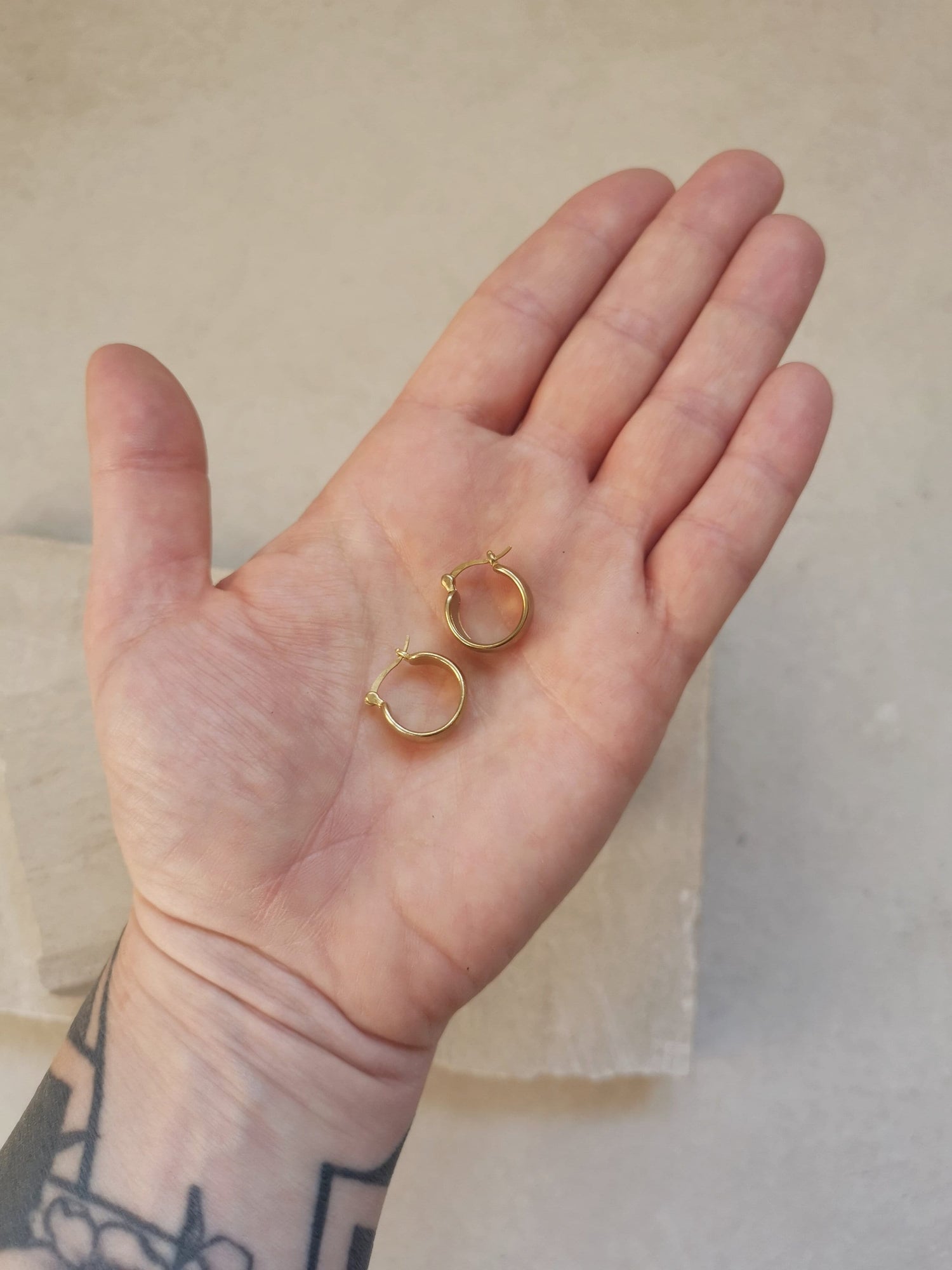 Mini chunky hoop earrings, wide small hoop earrings made of golden brass, minimalist earrings