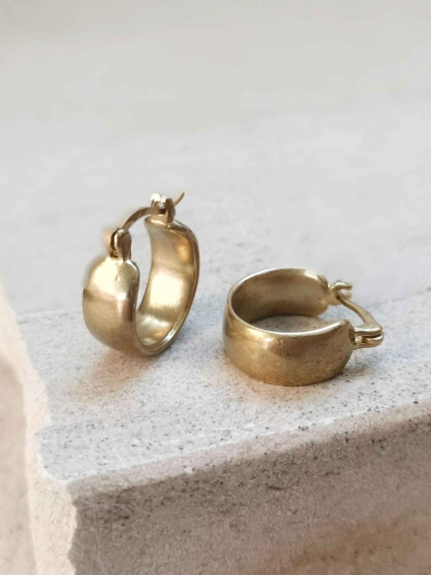 Mini créoles épaisses, petites créoles larges en laiton doré, boucles d'oreilles minimalistes