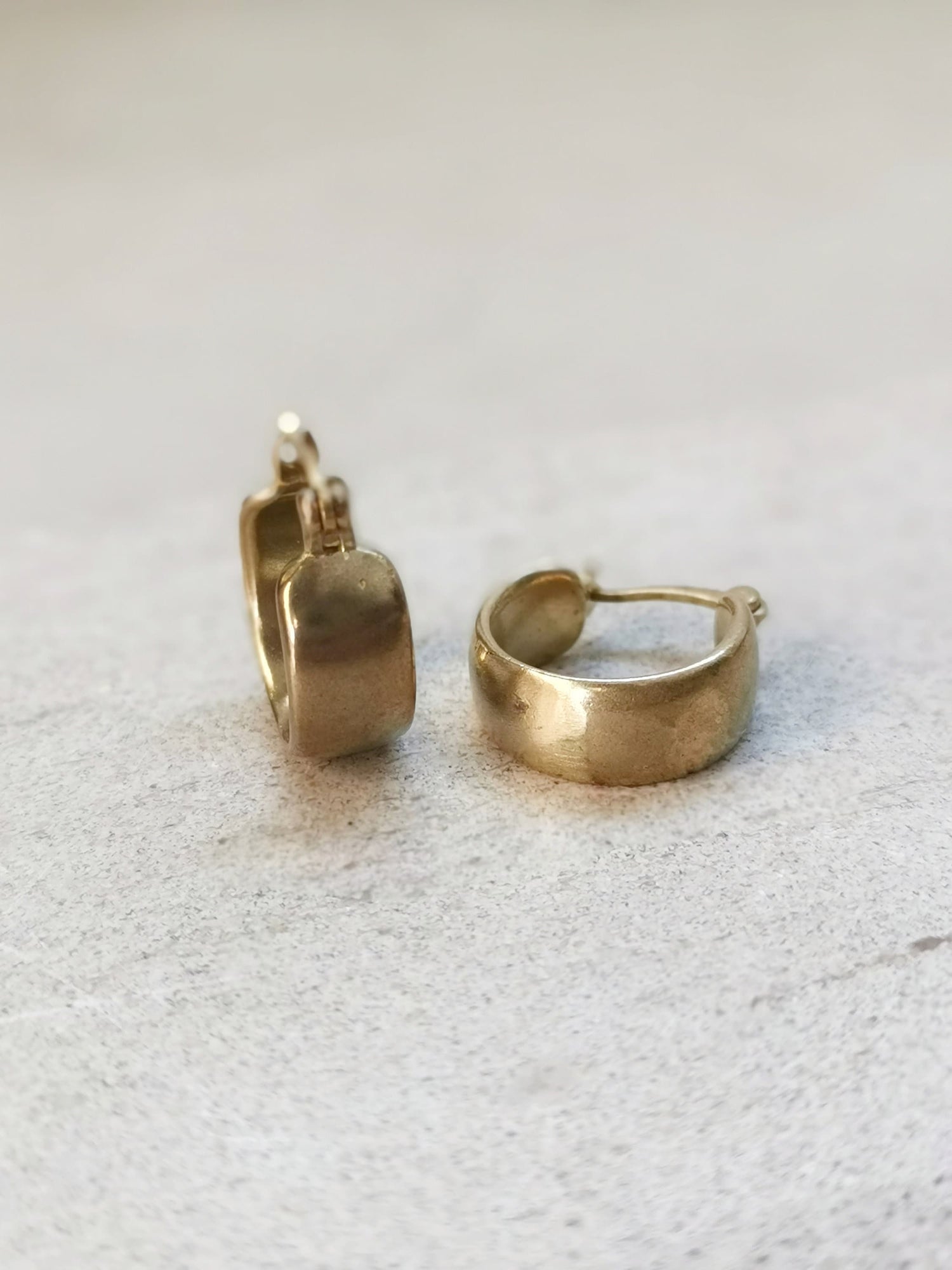 Mini créoles épaisses, petites créoles larges en laiton doré, boucles d'oreilles minimalistes