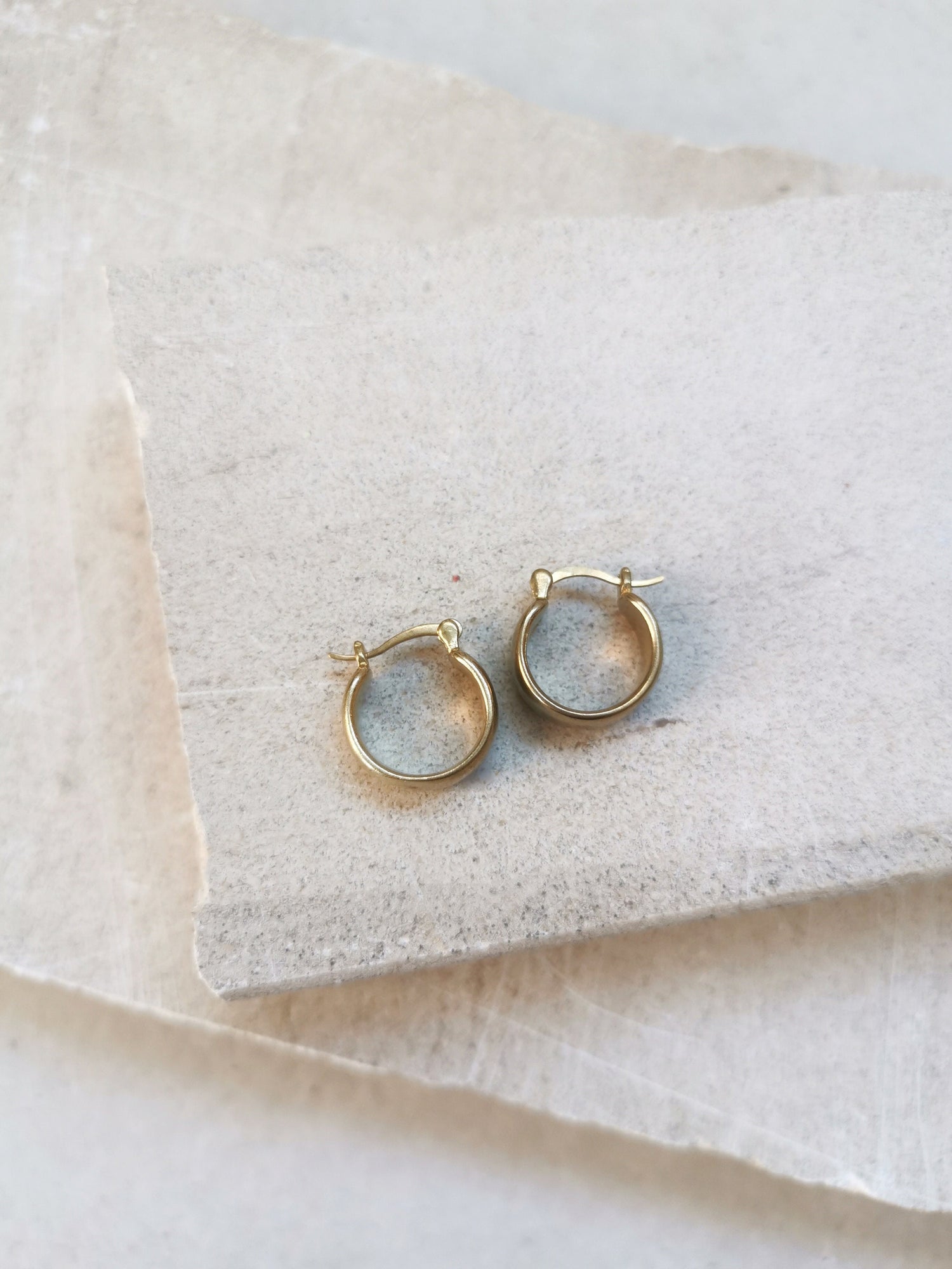 Mini chunky hoop earrings, wide small hoop earrings made of golden brass, minimalist earrings