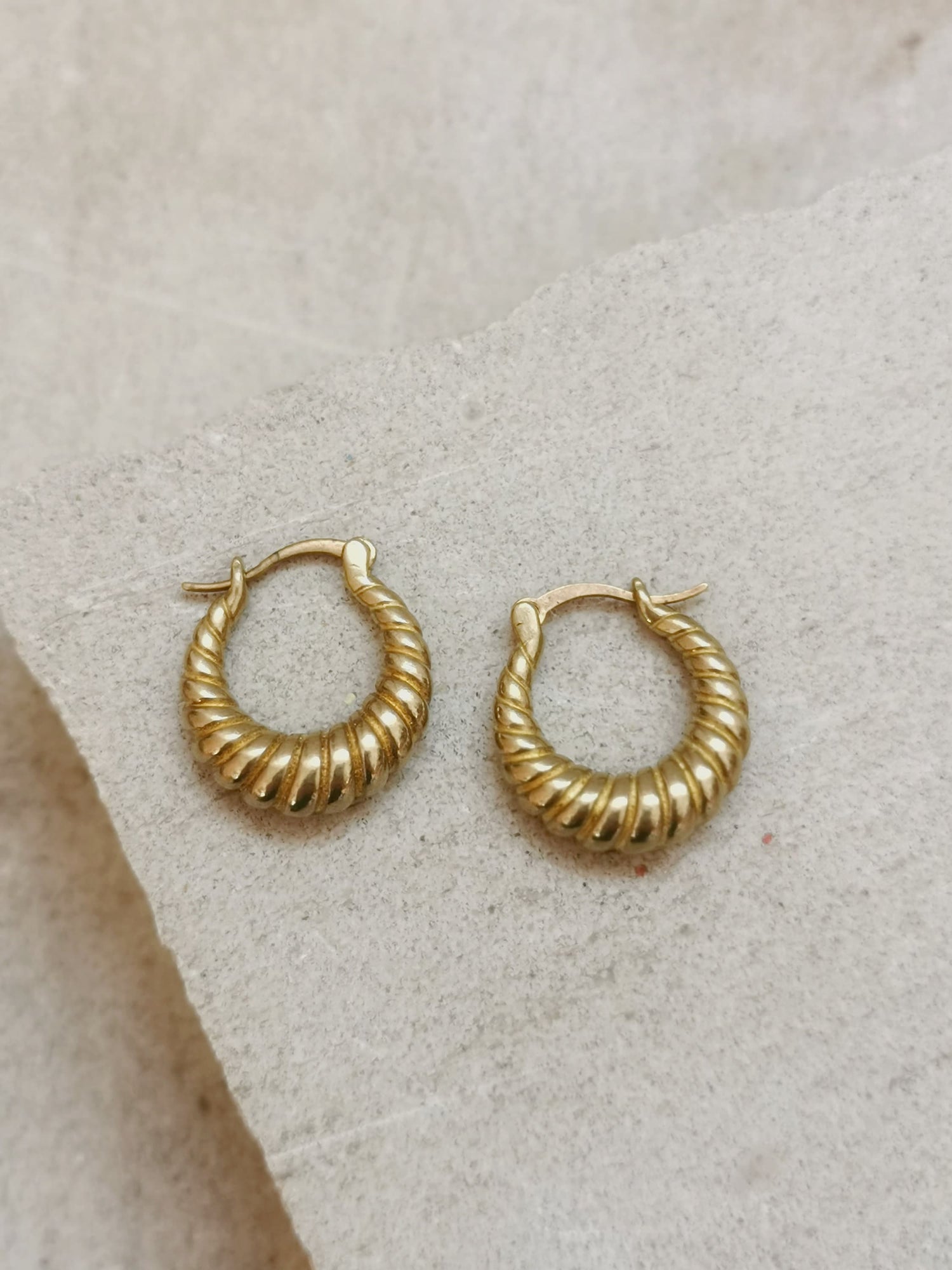 Croissant Creolen Messing gold, Chunky kleine Creolen, Runde Twist Ohrringe