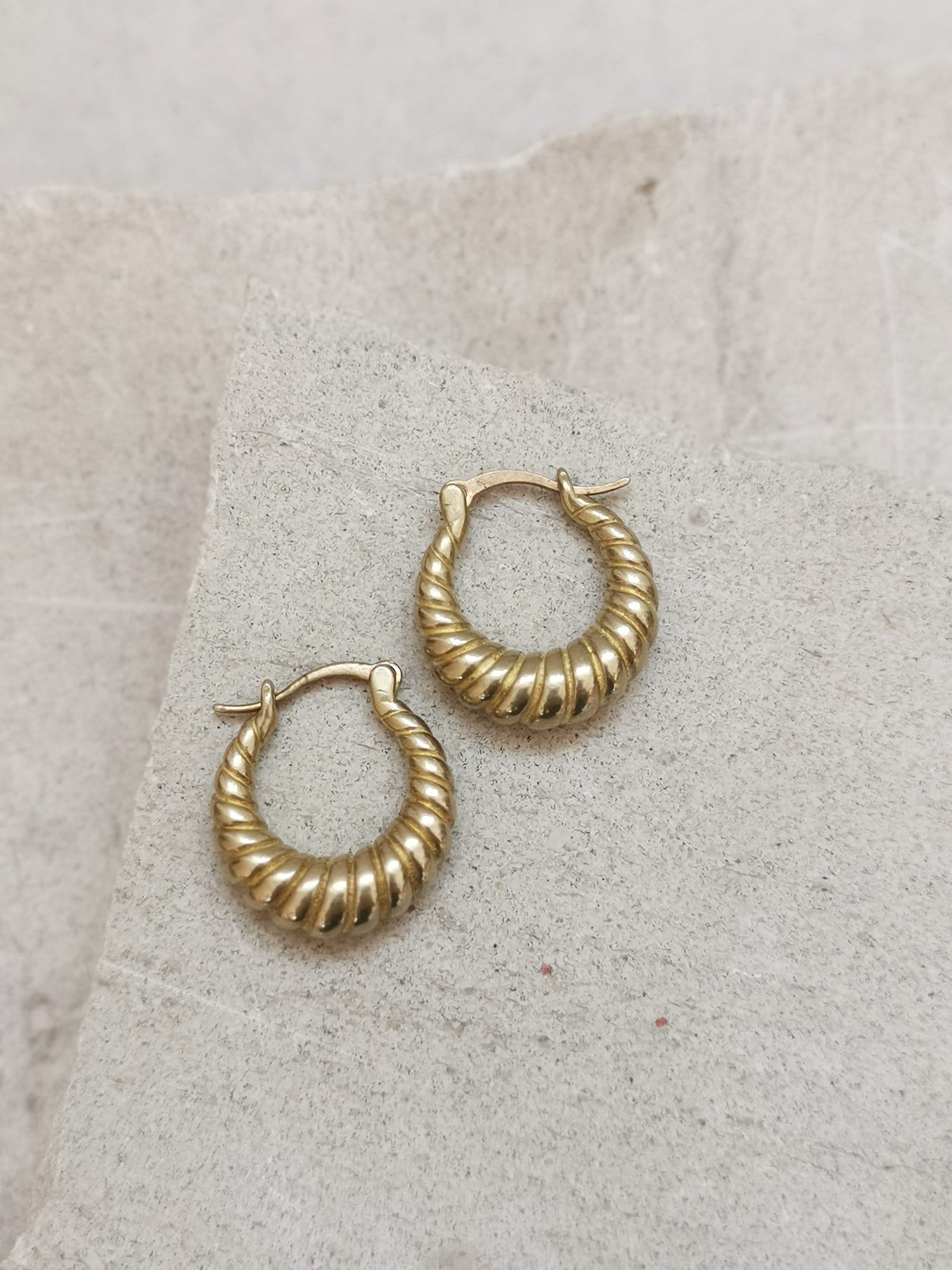 Croissant Creolen Messing gold, Chunky kleine Creolen, Runde Twist Ohrringe