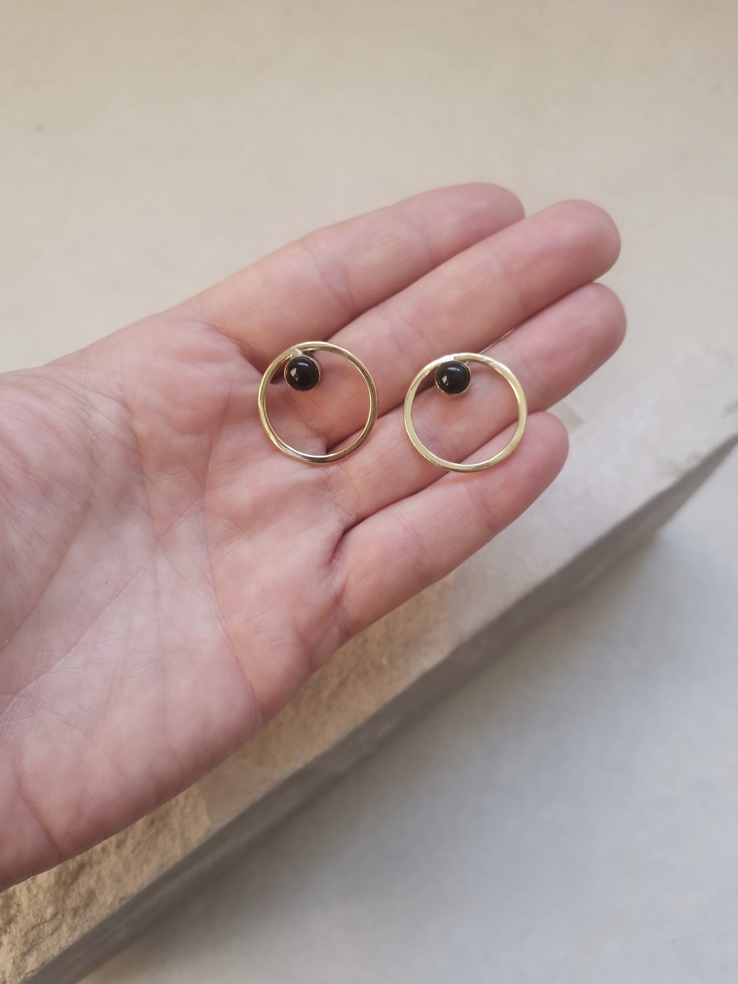 Round stud earrings with onyx stones, brass earrings with black onyx, simple stud earrings open circle, minimalist, geometric