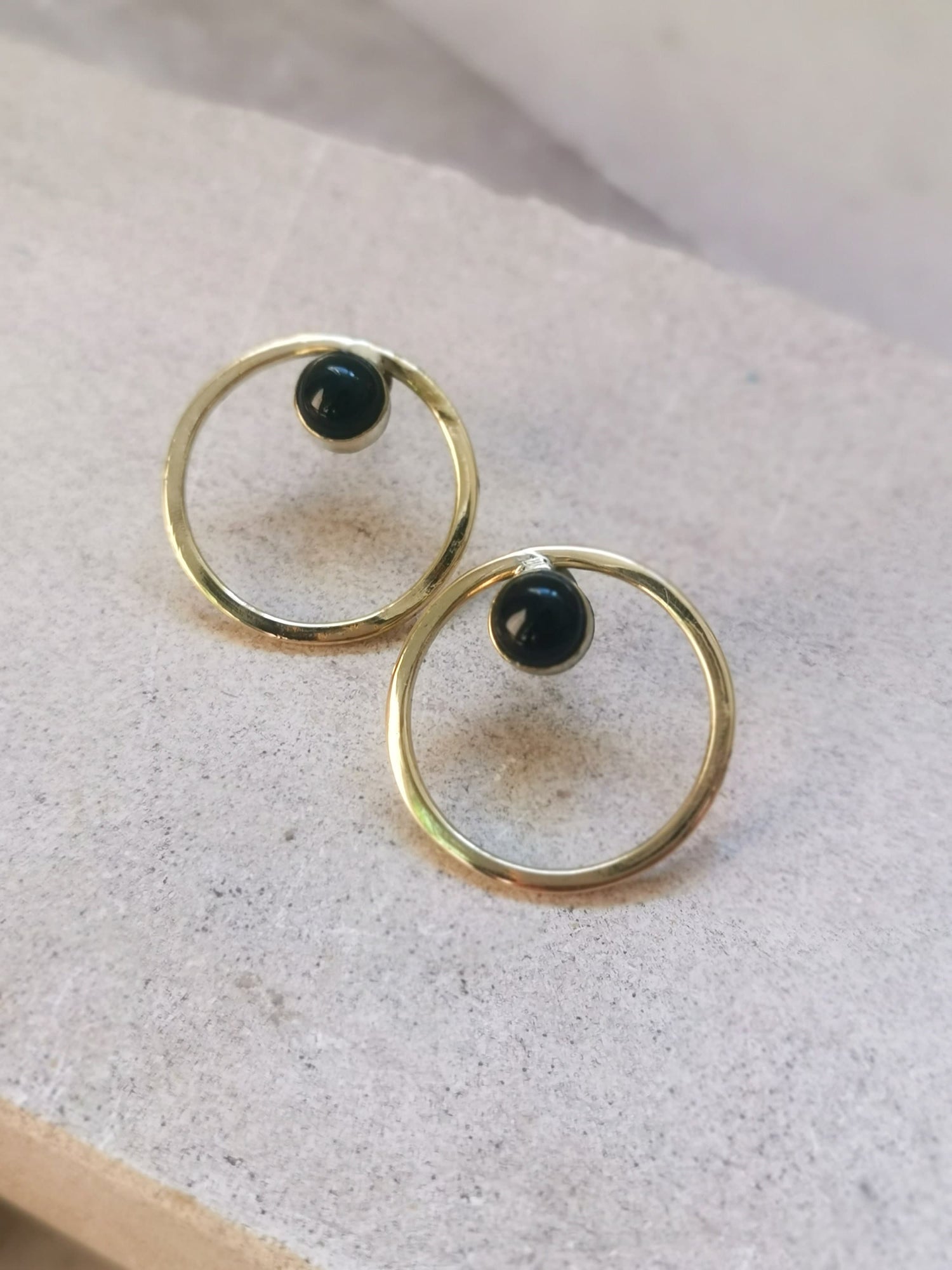 Boucles d'oreilles rondes avec pierres d'onyx, boucles d'oreilles en laiton avec onyx noir, boucles d'oreilles simples à tige cercle ouvert, minimalistes, géométriques