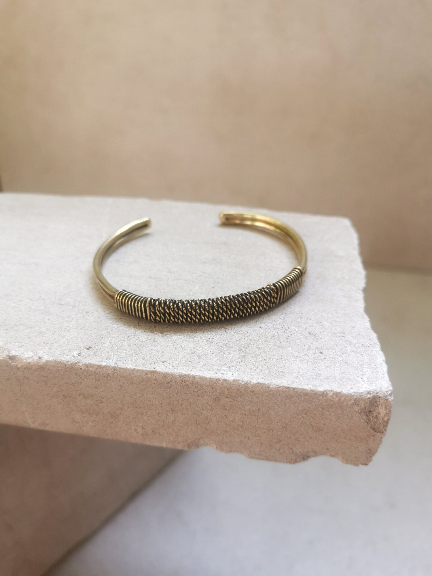 Bracelet en laiton doré, jonc en laiton enroulé d'or torsadé, jonc simple et minimaliste