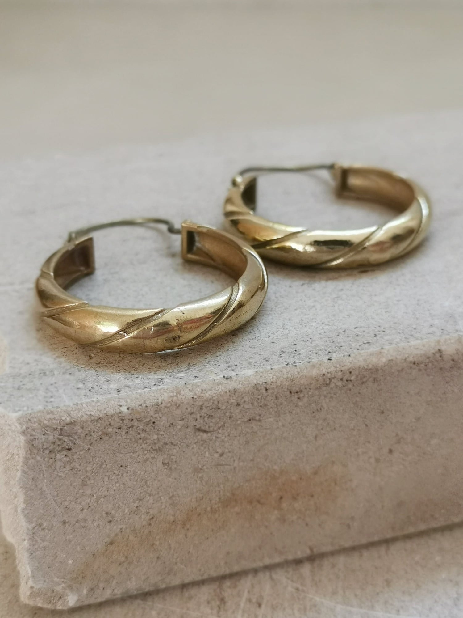 Boucles d'oreilles créoles larges 40 mm, boucles d'oreilles larges minimalistes, créoles dorées en laiton à motif rayé