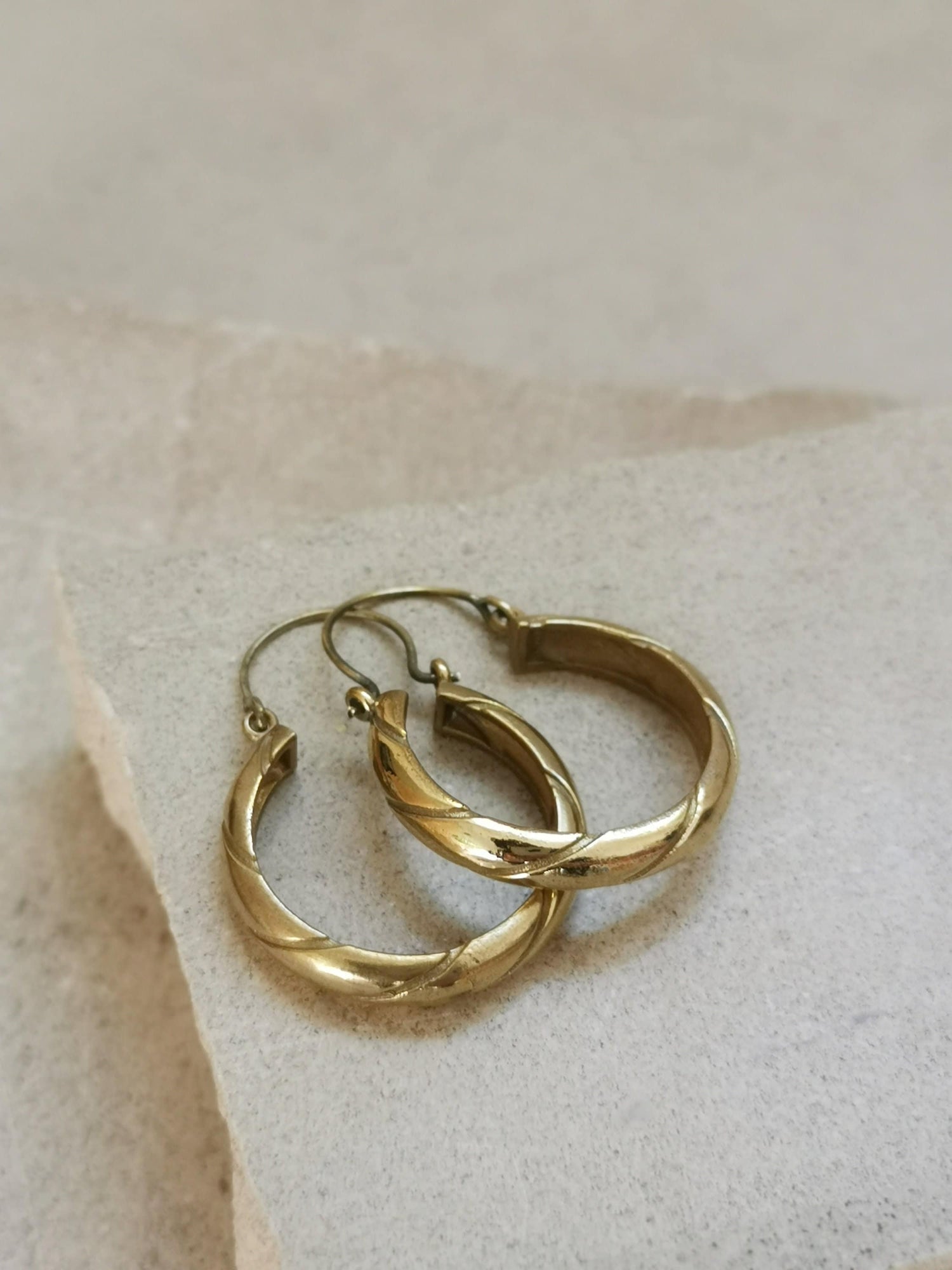 Boucles d'oreilles créoles larges 40 mm, boucles d'oreilles larges minimalistes, créoles dorées en laiton à motif rayé