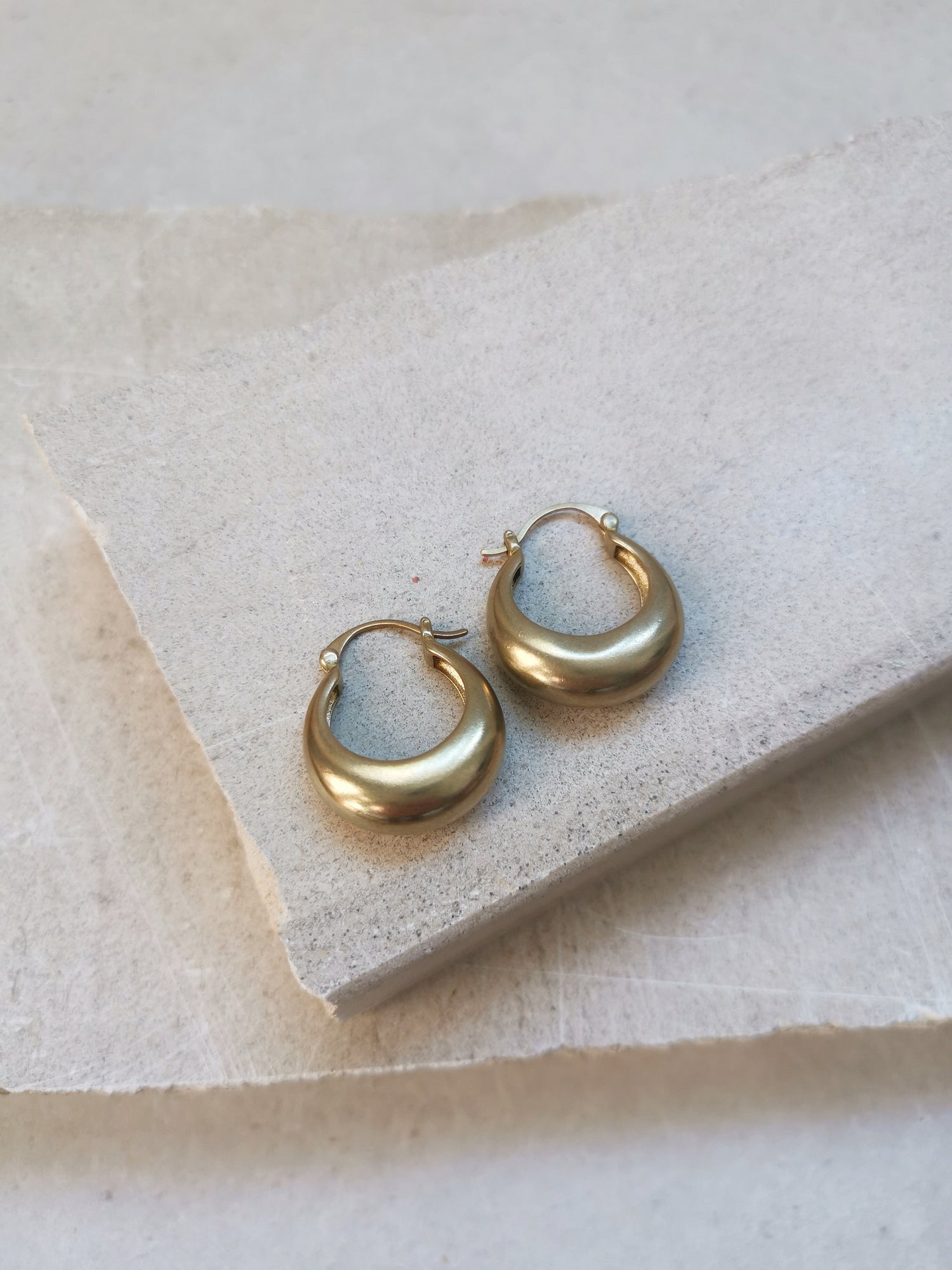 Chunky kleine Creolen 25 mm, Minimalistische breite Ohrringe, goldene Creolen aus Messing