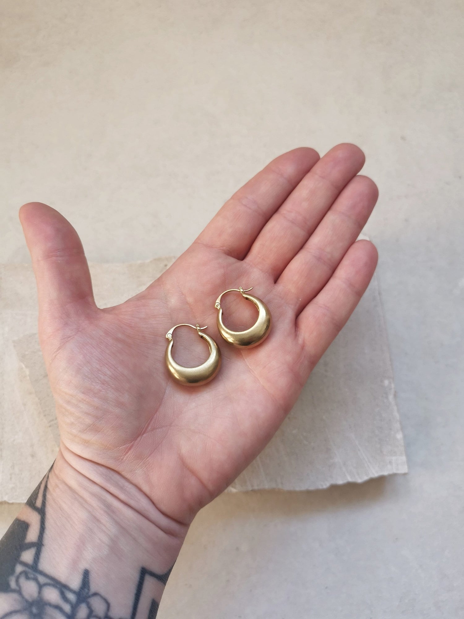 Chunky kleine Creolen 25 mm, Minimalistische breite Ohrringe, goldene Creolen aus Messing