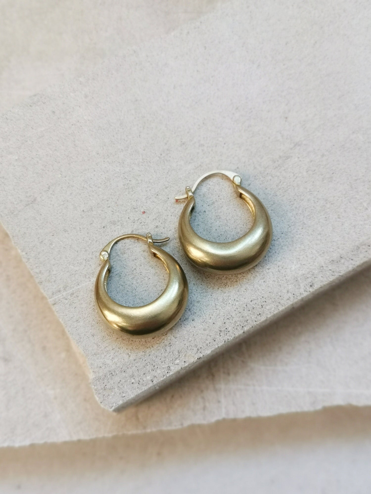 Chunky kleine Creolen 25 mm, Minimalistische breite Ohrringe, goldene Creolen aus Messing