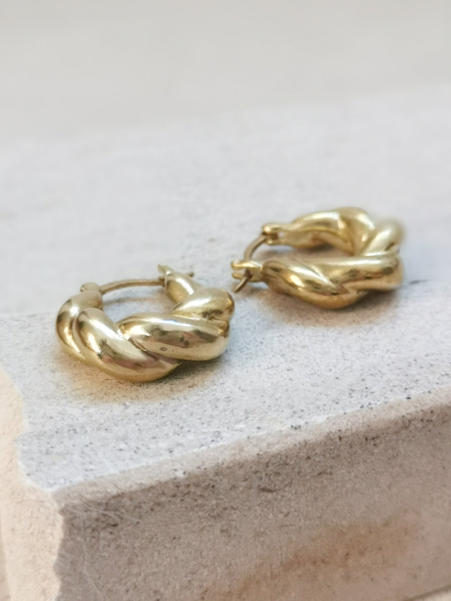 Kleine chunky gedrehte Creolen, Twist Creolen, verdrehte Creolen aus Messing, Croissant Ohrringe