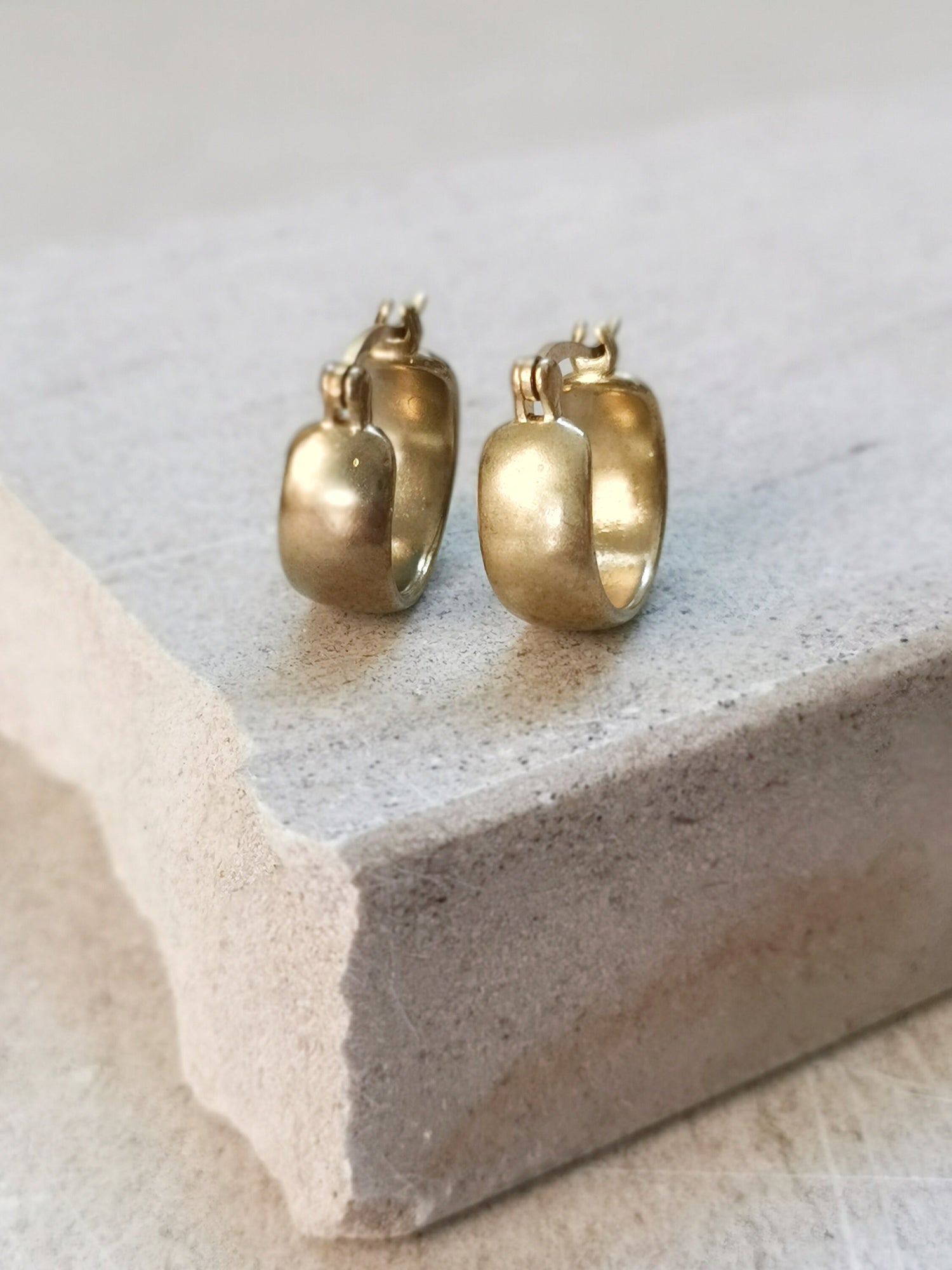 Mini chunky hoop earrings, wide small hoop earrings made of golden brass, minimalist earrings