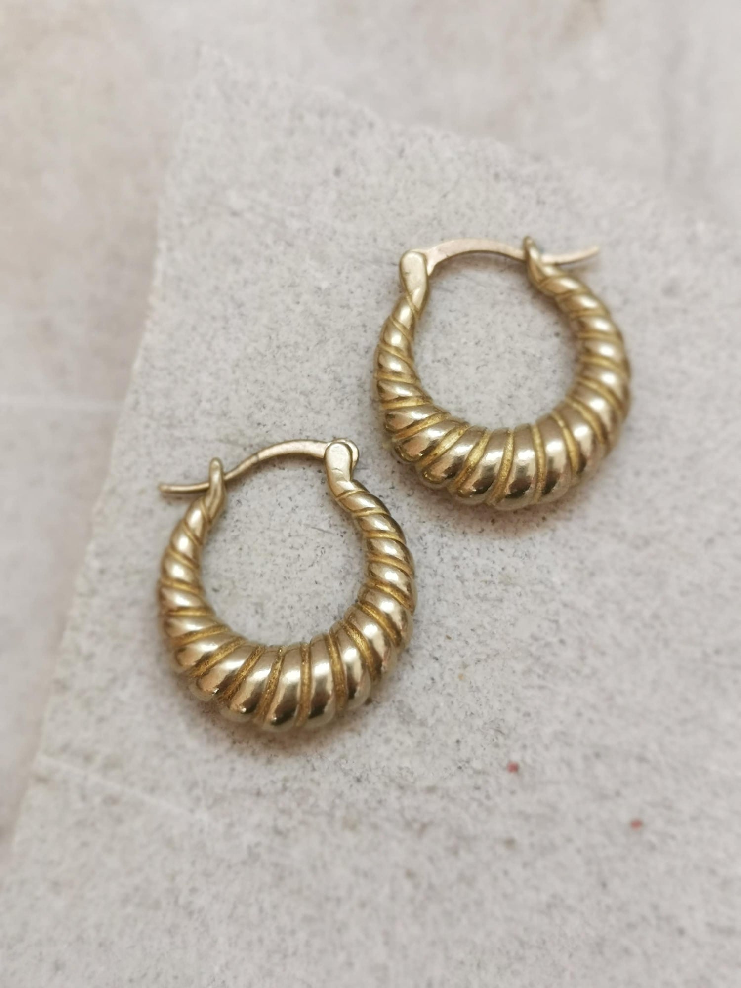 Boucles d'oreilles créoles croissant en laiton doré, petites boucles d'oreilles créoles épaisses, boucles d'oreilles rondes torsadées