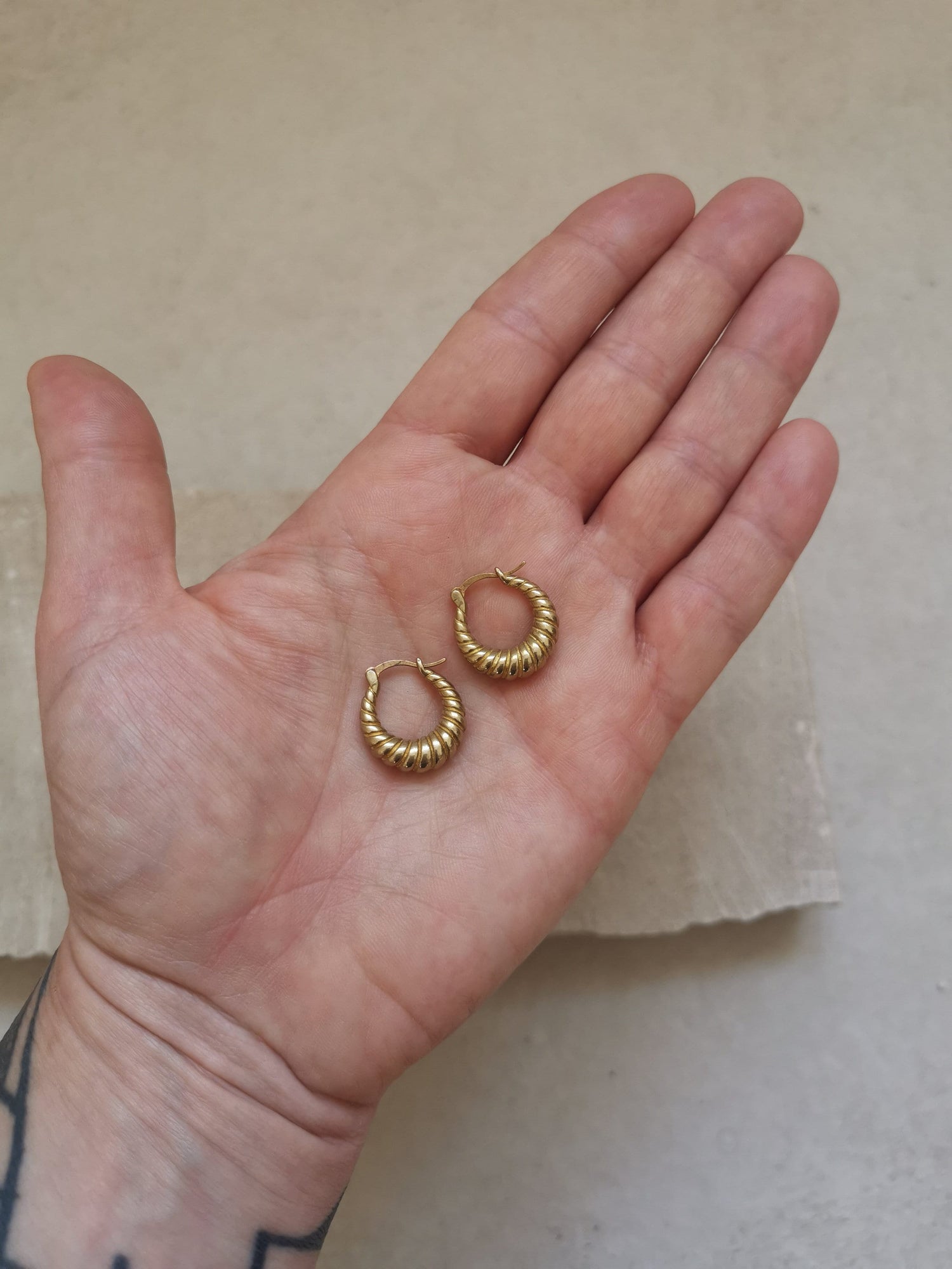 Croissant Creolen Messing gold, Chunky kleine Creolen, Runde Twist Ohrringe