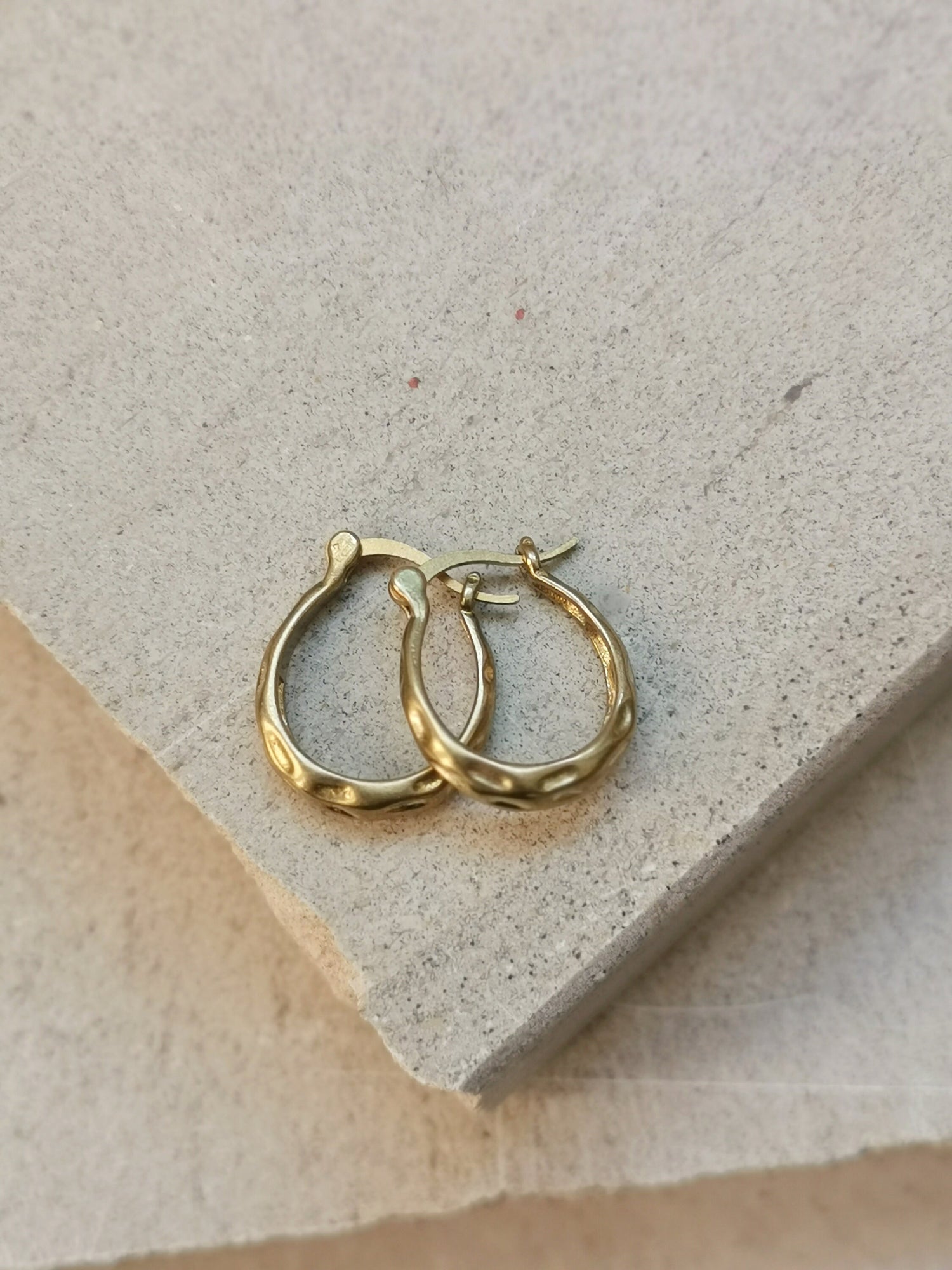 Petites créoles 18 x 3 mm, petites créoles rondes, créoles en laiton doré