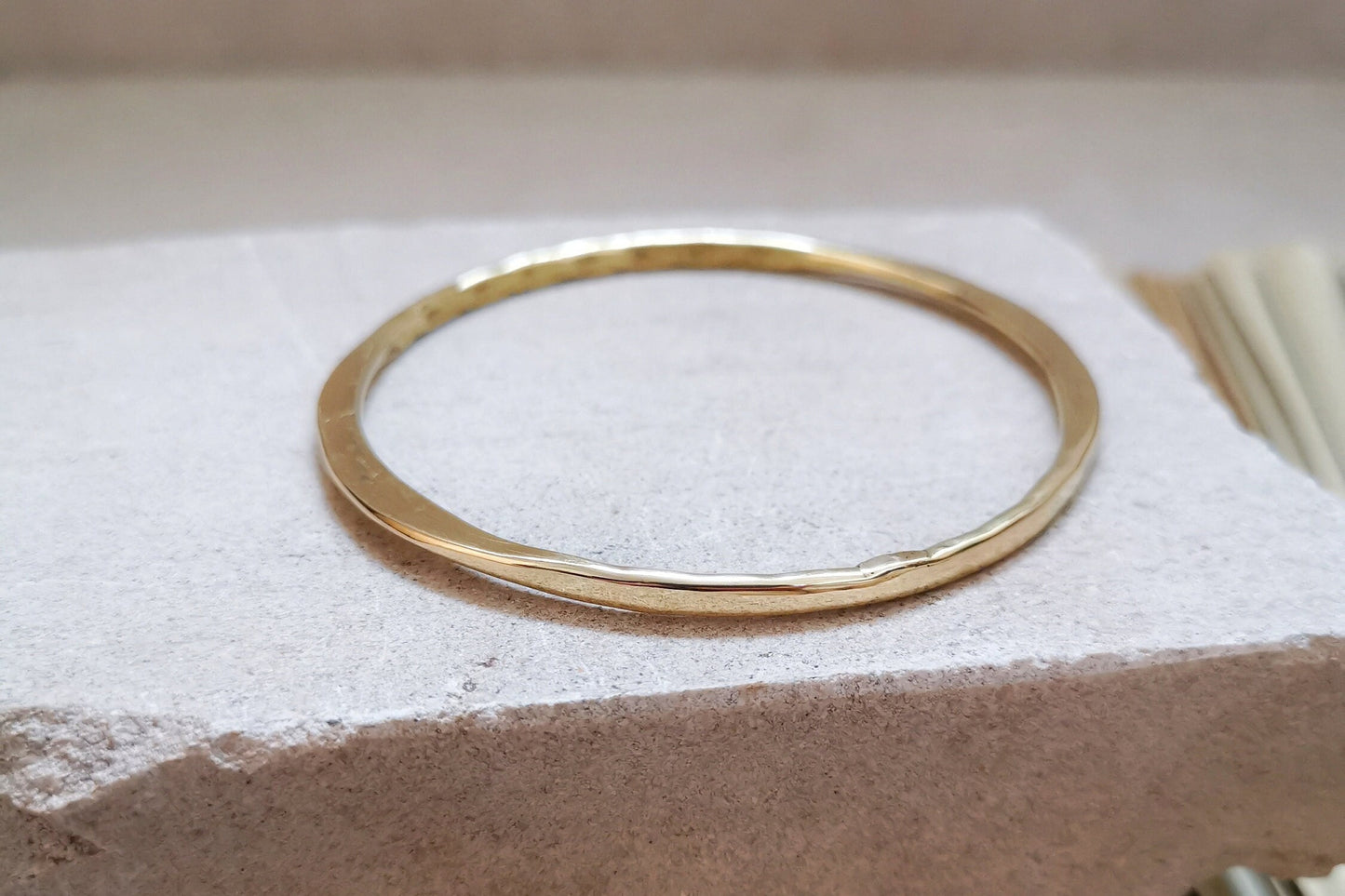 Armband aus goldenem Messing, flaches Armband, Tribal goldener Armreif, minimalistischer Armreif