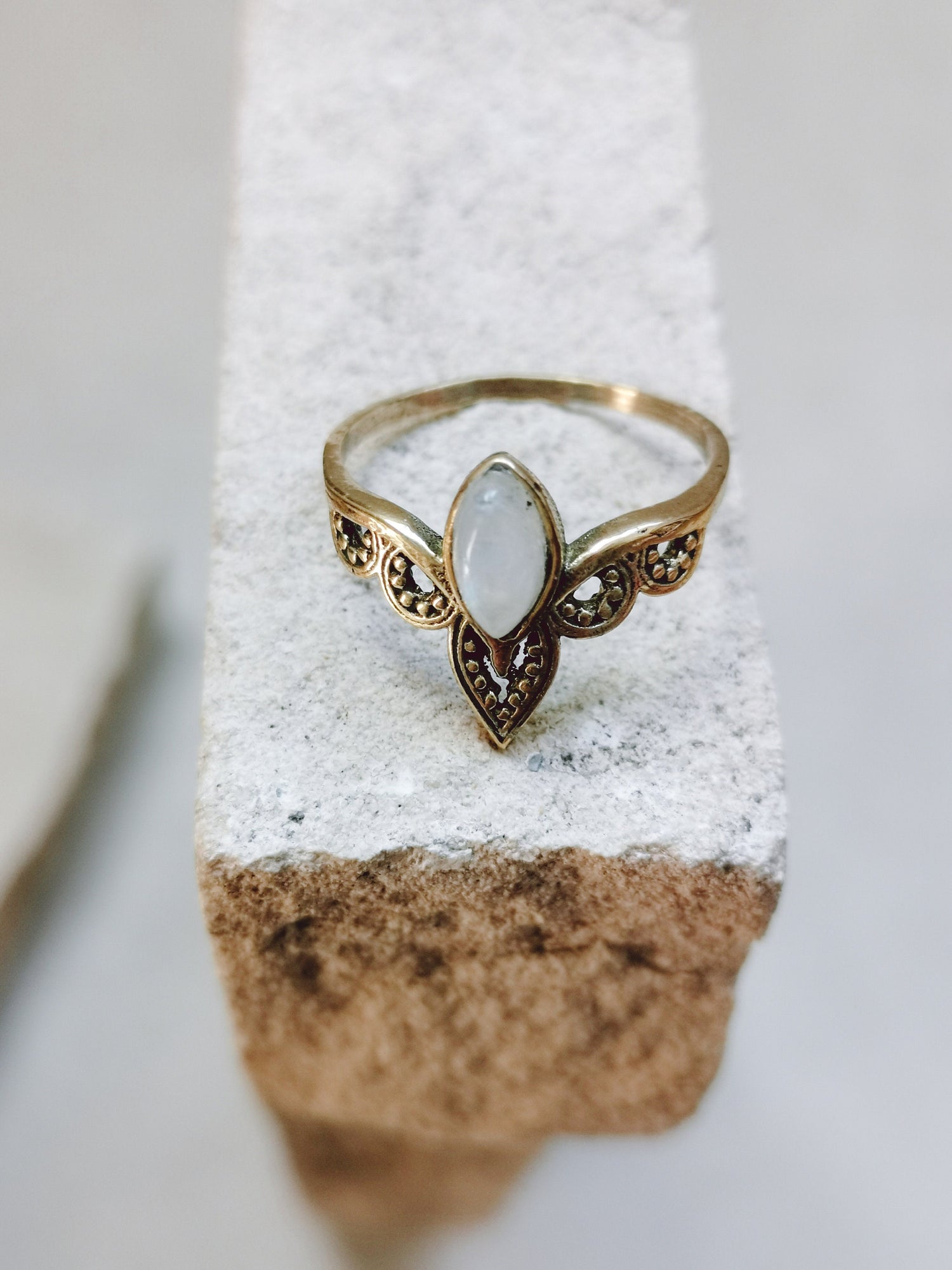 Bague avec pierre de lune, bague couronne diadème, bague empilable, bague bohème, bague hippie, bague dorée avec pierre de lune