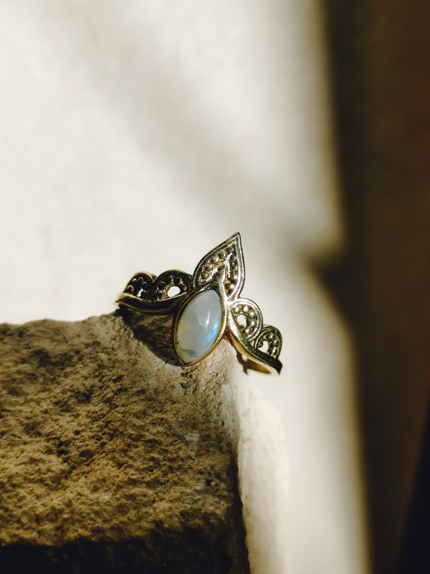 Bague avec pierre de lune, bague couronne diadème, bague empilable, bague bohème, bague hippie, bague dorée avec pierre de lune