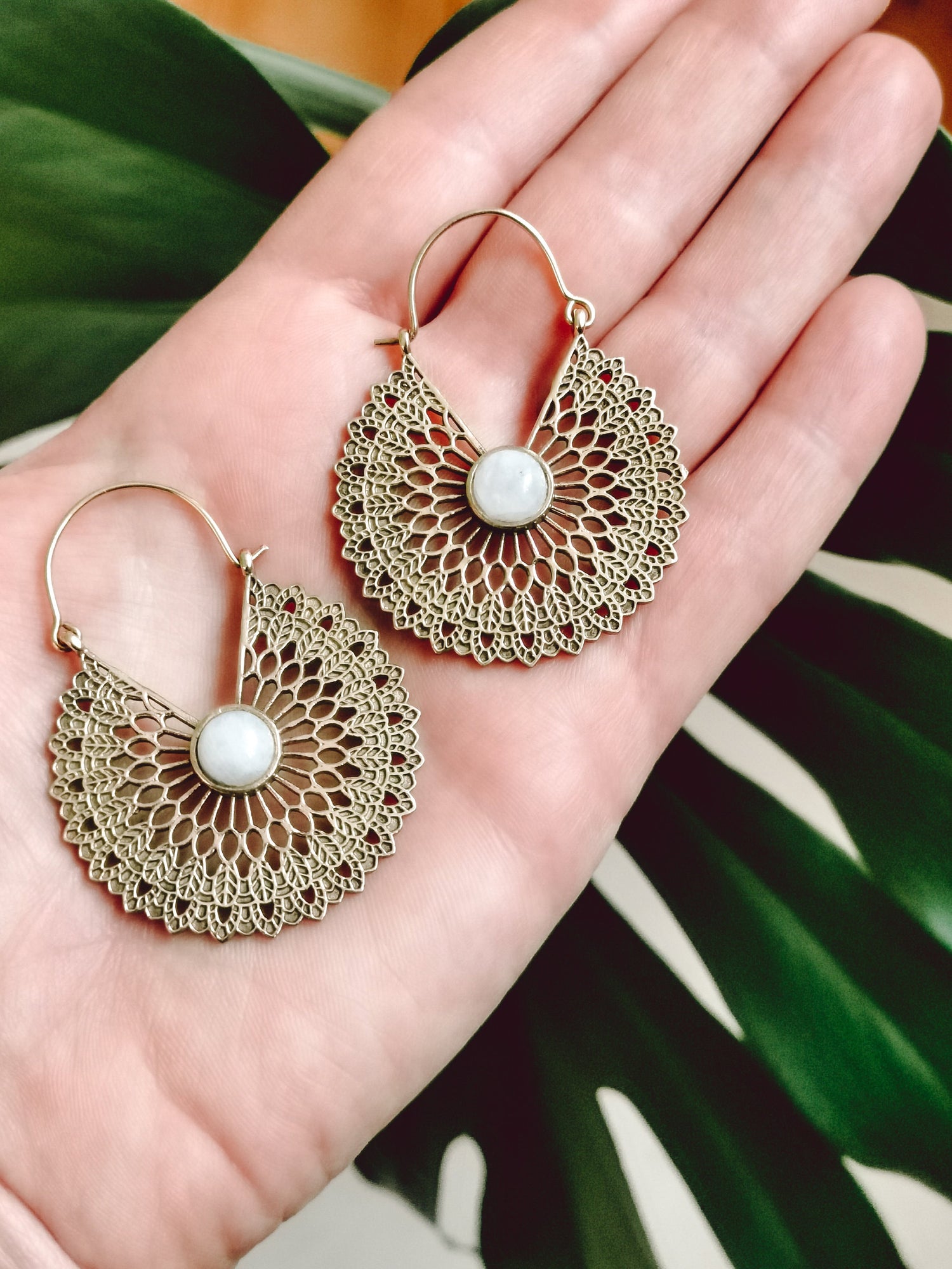 Mondstein Ohrringe, Mandala Ohrringe aus Messing, Boho Ohrringe, Statement Hippie Ohrringe