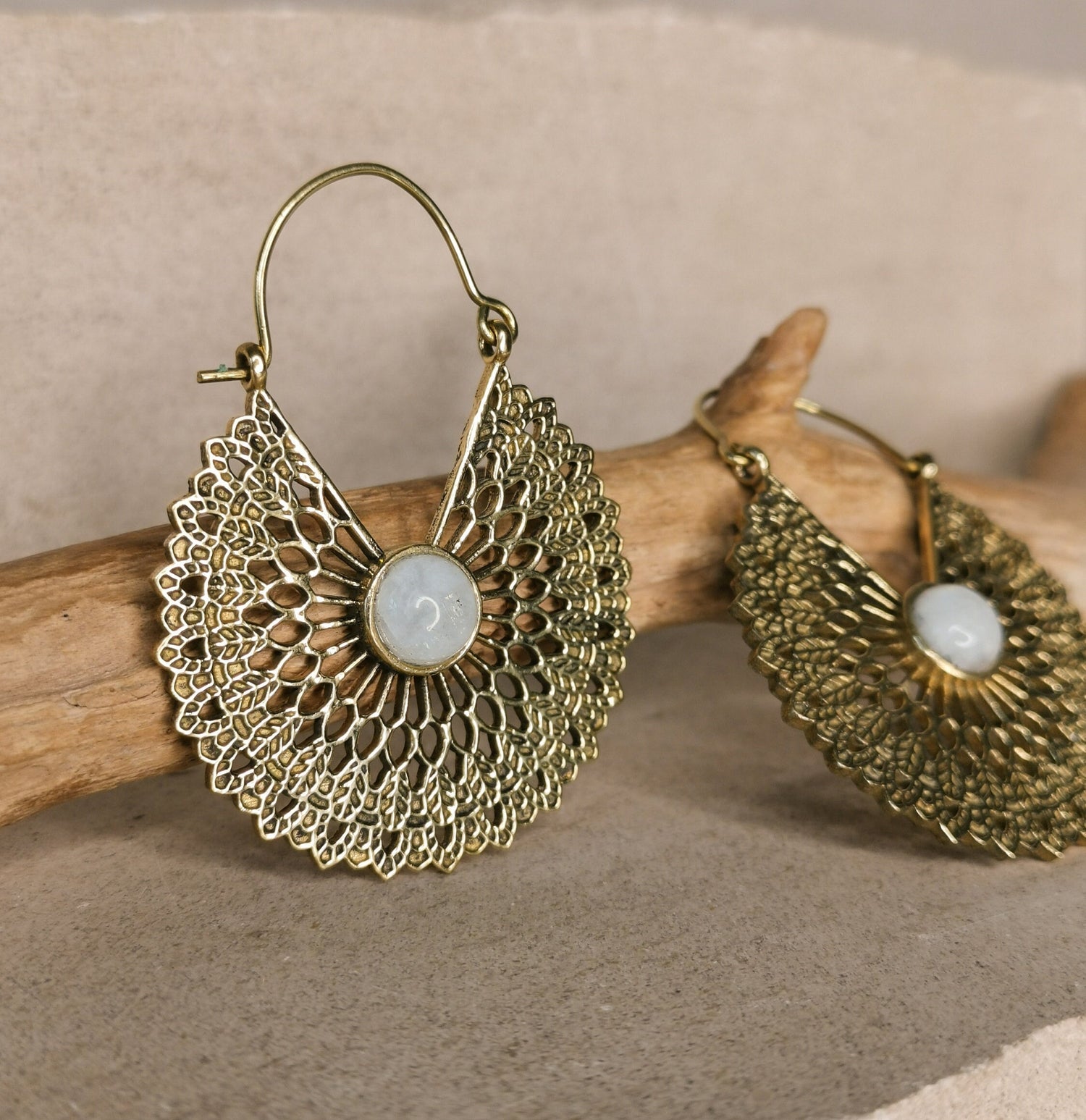 Mondstein Ohrringe, Mandala Ohrringe aus Messing, Boho Ohrringe, Statement Hippie Ohrringe
