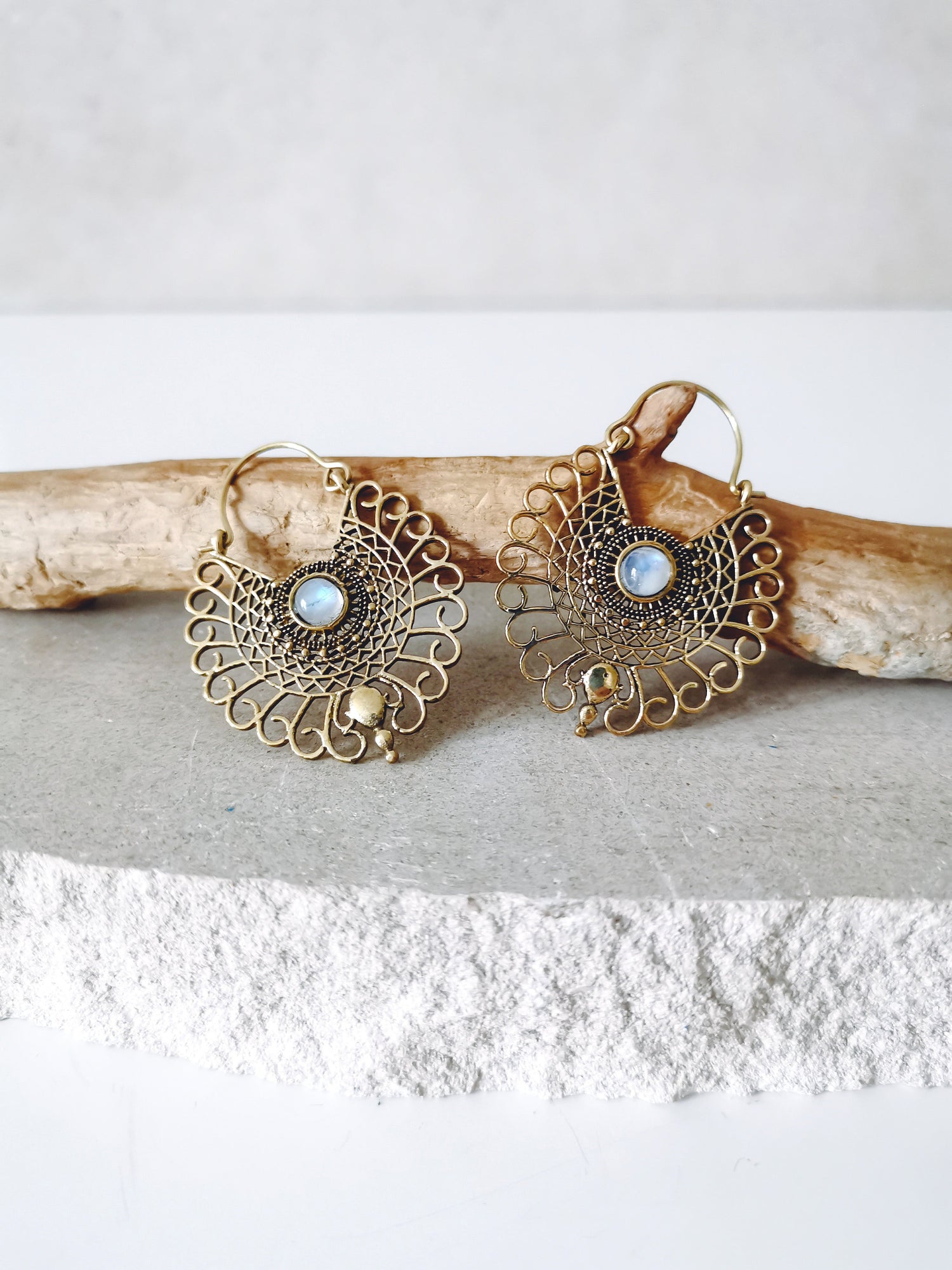 Ohrringe aus Messing mit Mondstein, Mandala Ohrringe, Mondstein Ohrringe Gold, Boho Ohrringe, Hippie Schmuck
