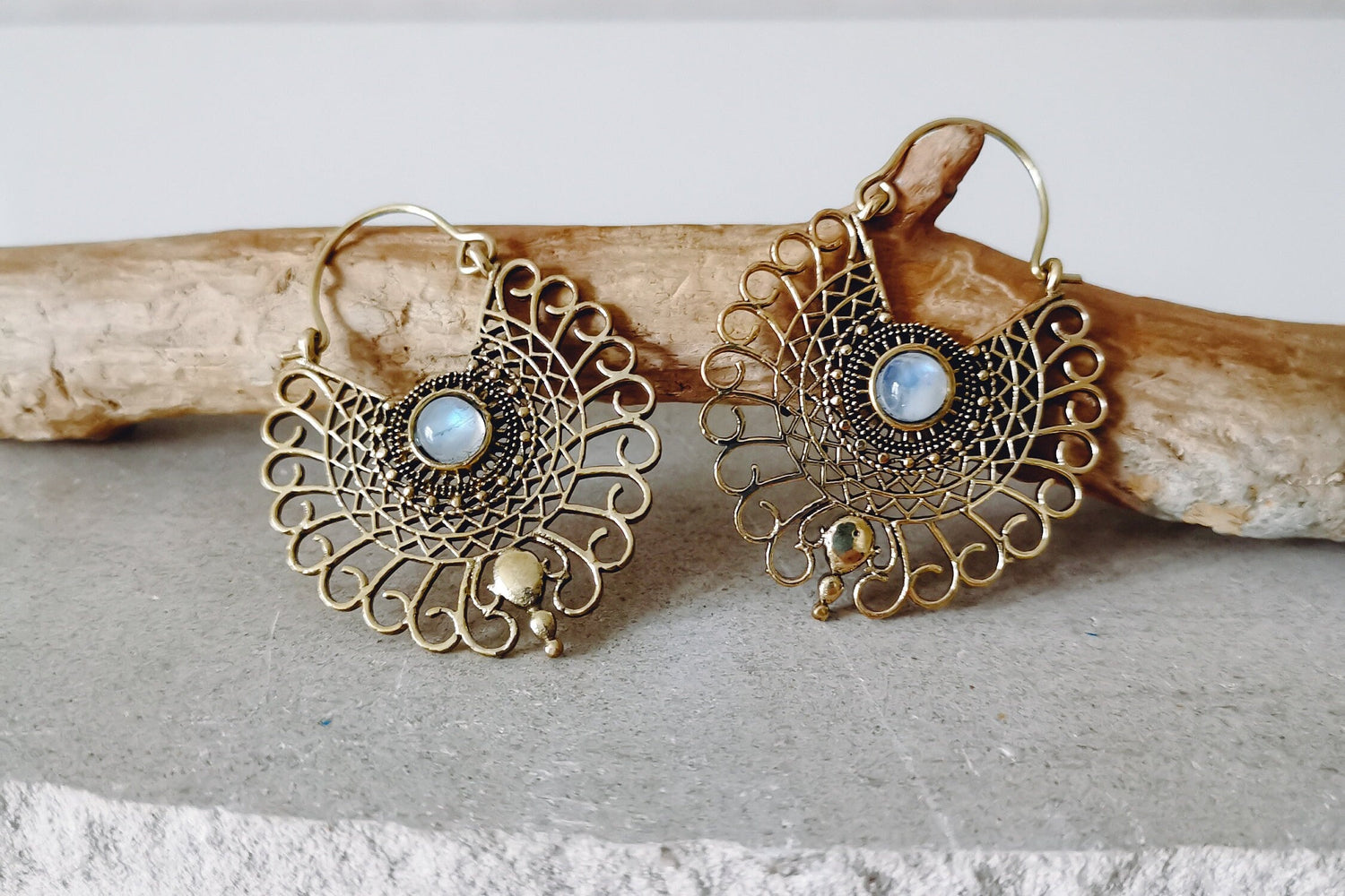 Boucles d'oreilles en laiton avec pierre de lune, boucles d'oreilles mandala, boucles d'oreilles pierre de lune en or, boucles d'oreilles bohèmes, bijoux hippie