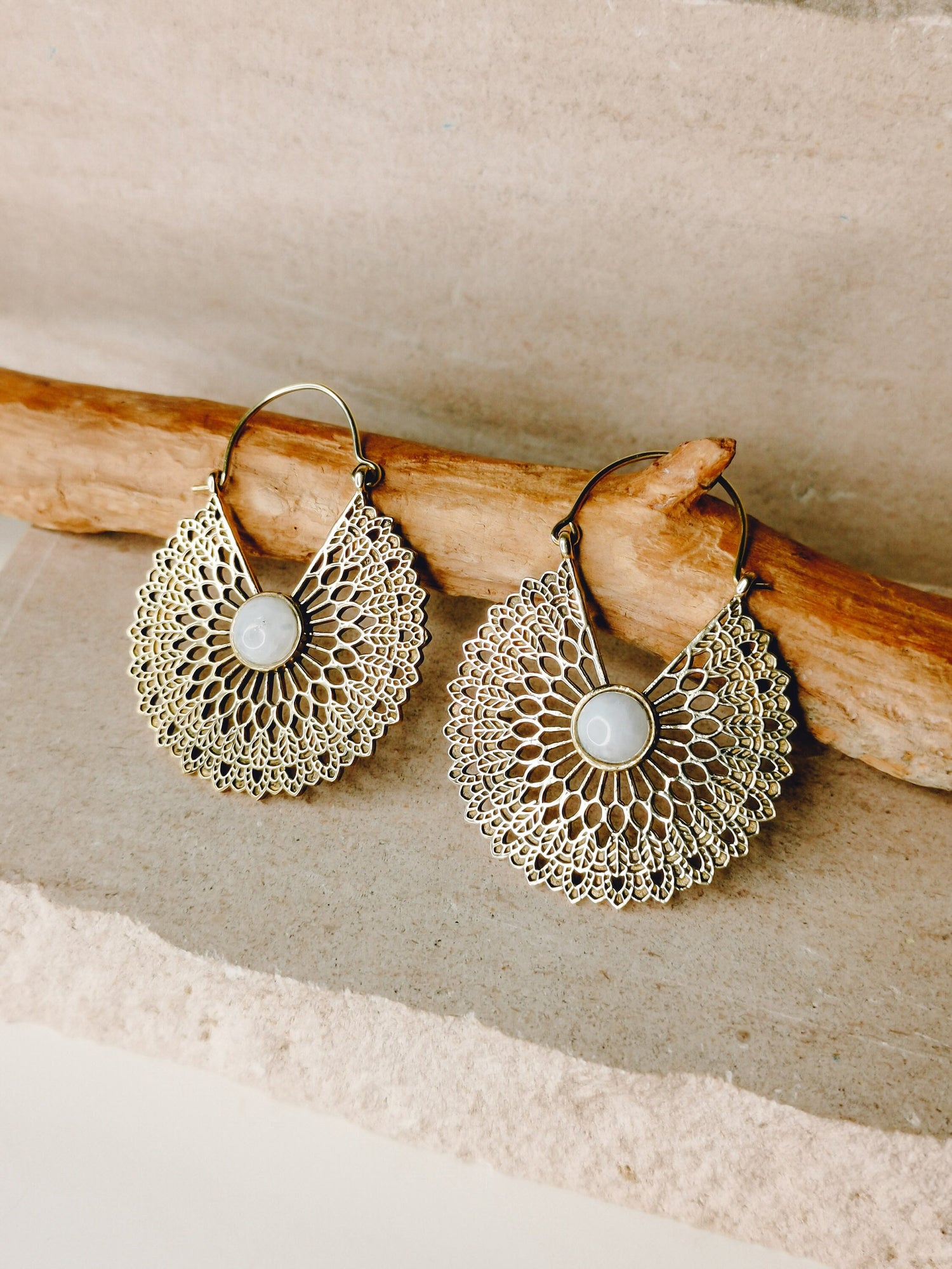 Boucles d'oreilles en pierre de lune, boucles d'oreilles mandala en laiton, boucles d'oreilles bohèmes, boucles d'oreilles hippie statement