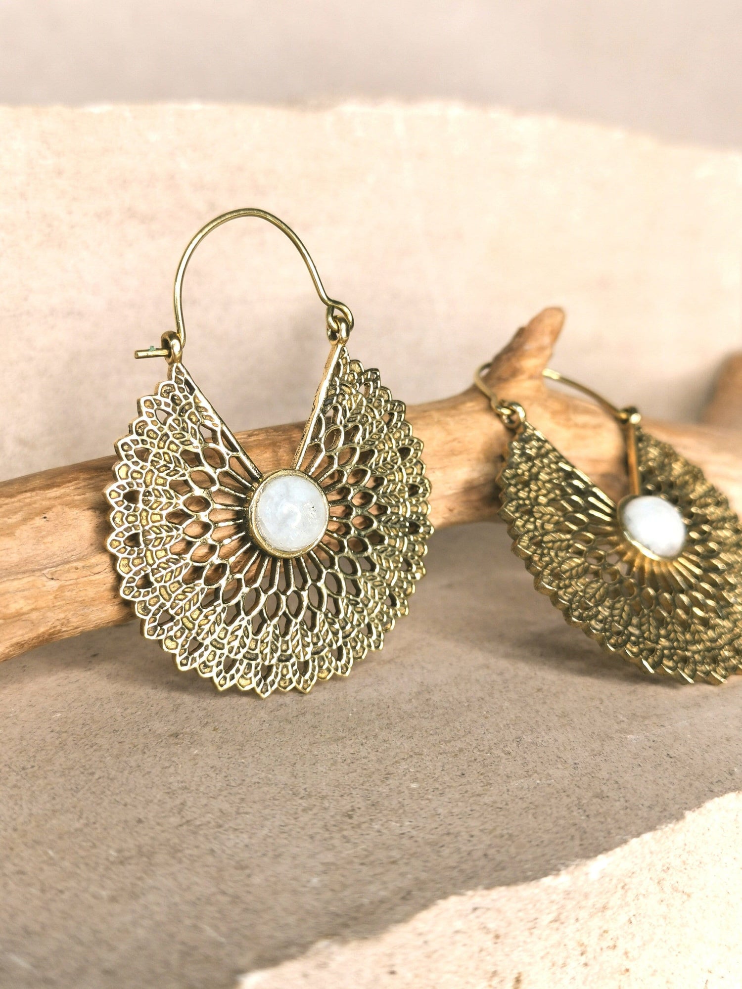 Boucles d'oreilles en pierre de lune, boucles d'oreilles mandala en laiton, boucles d'oreilles bohèmes, boucles d'oreilles hippie statement