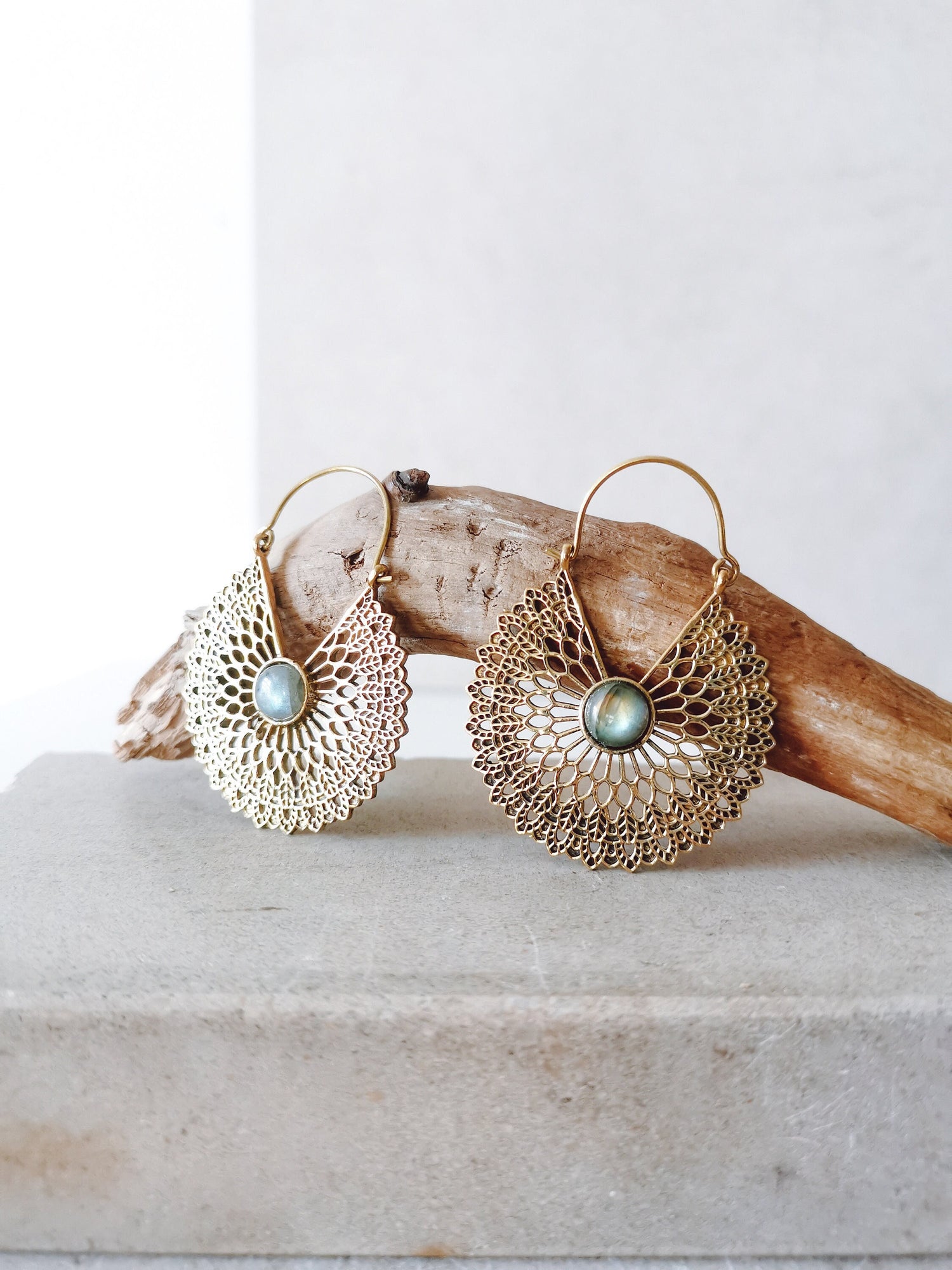 Boucles d'oreilles avec pierres précieuses en labradorite, boucles d'oreilles Mandala, boucles d'oreilles en labradorite en or, boucles d'oreilles Boho