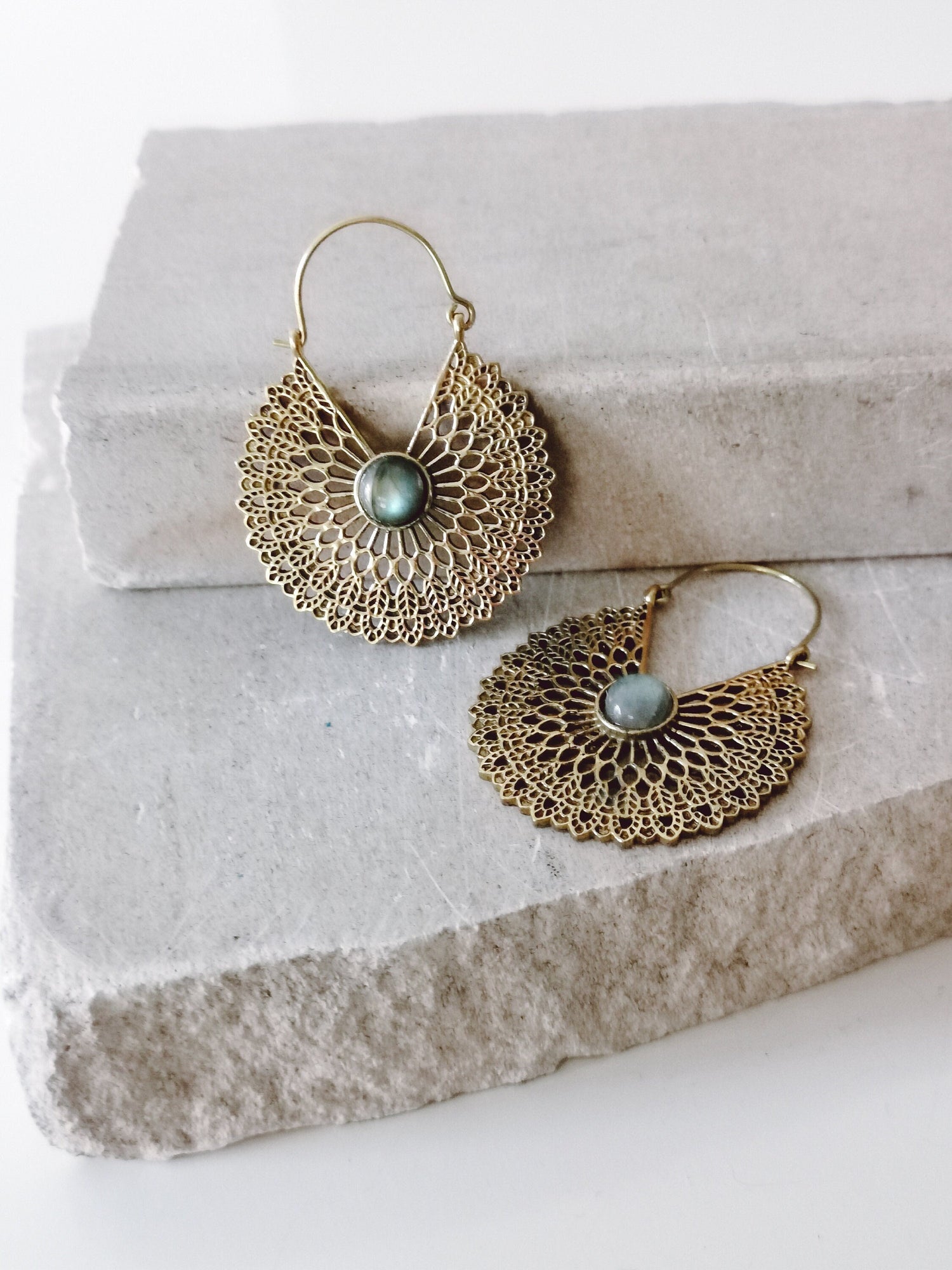 Boucles d'oreilles avec pierres précieuses en labradorite, boucles d'oreilles Mandala, boucles d'oreilles en labradorite en or, boucles d'oreilles Boho