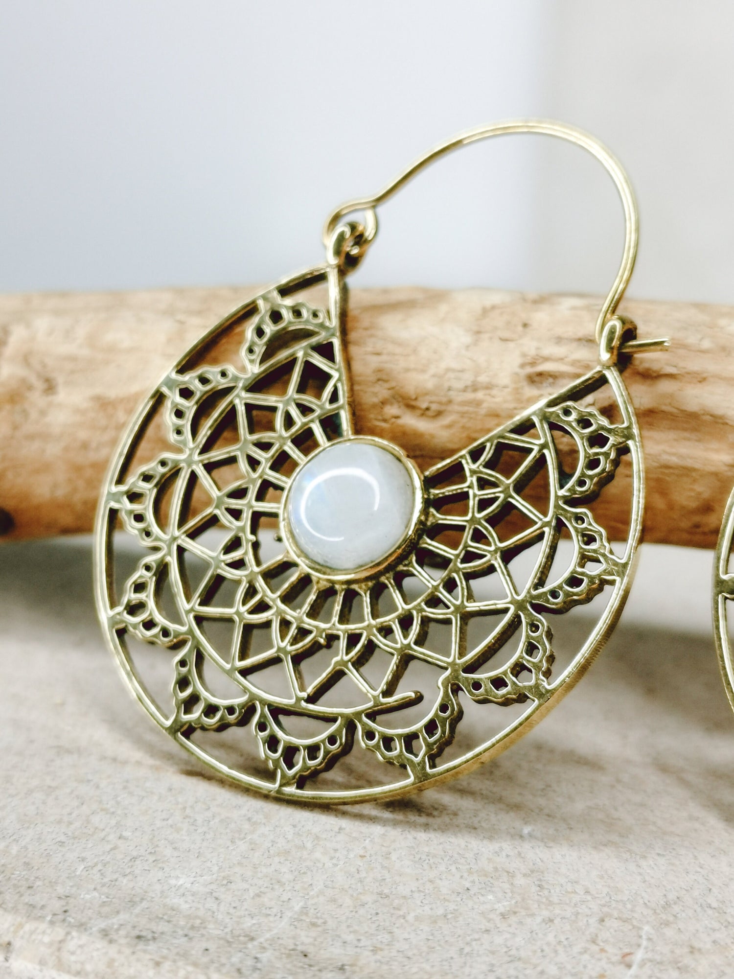 Boucles d'oreilles mandala avec pierre de lune, boucles d'oreilles tribales bohèmes dorées, boucles d'oreilles hippie en laiton doré avec pierres précieuses