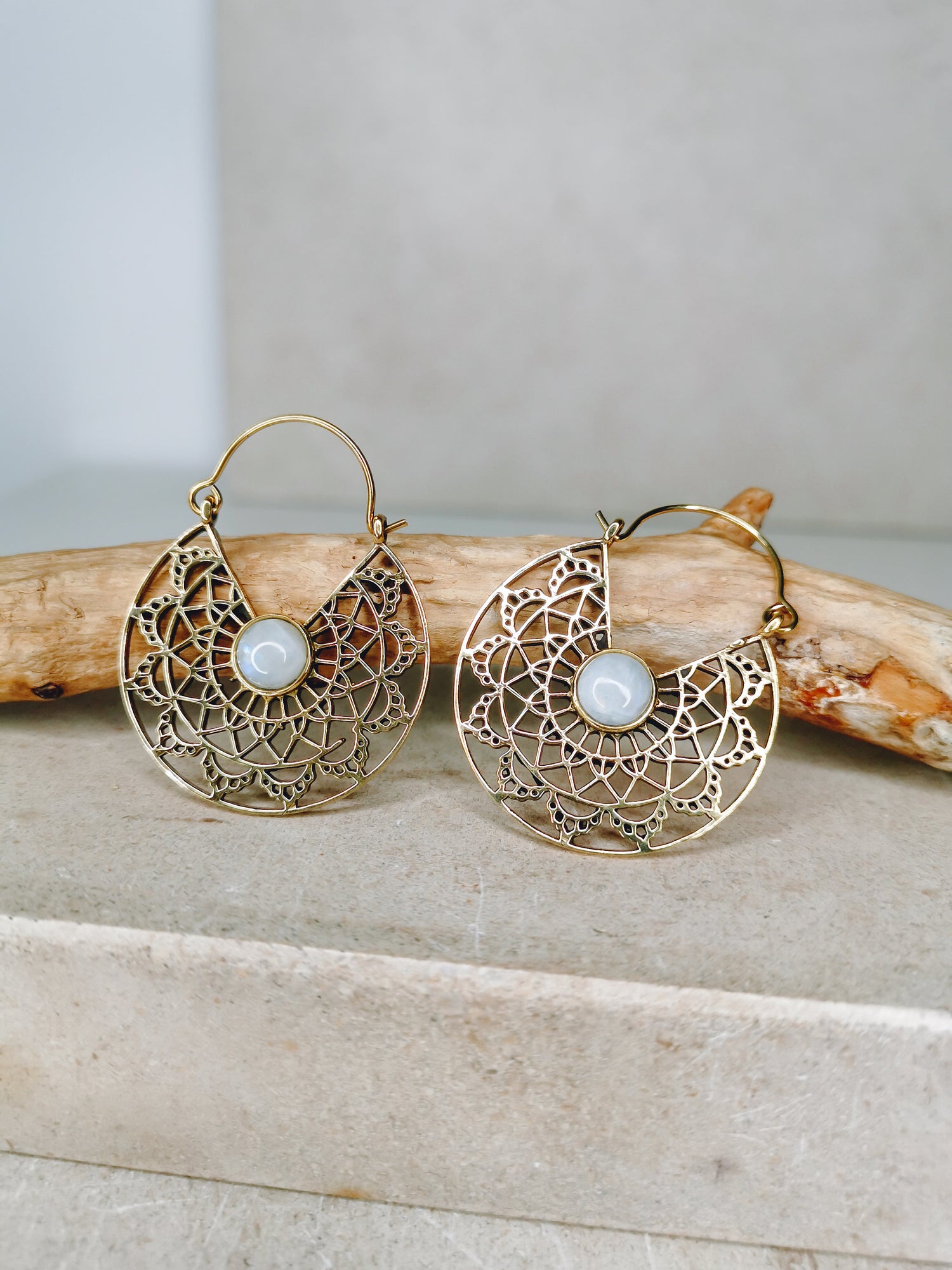 Boucles d'oreilles mandala avec pierre de lune, boucles d'oreilles tribales bohèmes dorées, boucles d'oreilles hippie en laiton doré avec pierres précieuses