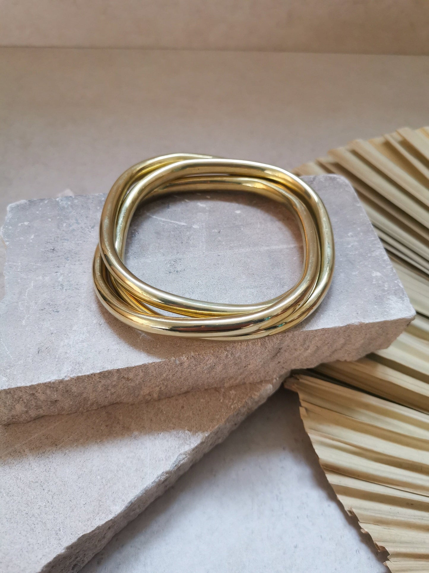Chunky Armband aus goldenem Messing, Quadrat Statement Armband, breite Armreifen, Tribal goldener Armreif aus 3 Reifen, Trio Armband