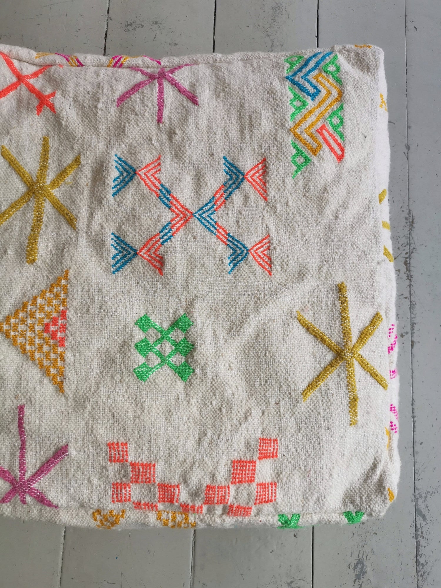 Marokkanischer Pouf, Berber Bodenkissen, Bunte geometrische Muster, Sitzkissen aus Wolle, Boho Sitzkissen, Handarbeit