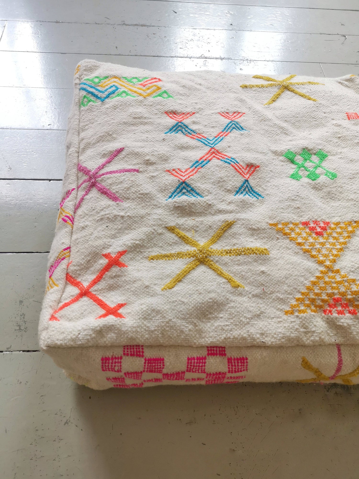 Marokkanischer Pouf, Berber Bodenkissen, Bunte geometrische Muster, Sitzkissen aus Wolle, Boho Sitzkissen, Handarbeit