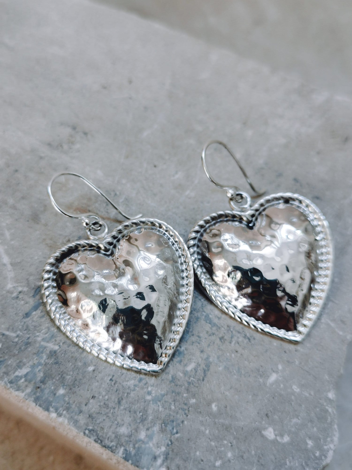 Sterling silver heart earrings, 925 silver earrings with hammered heart pendant, heart-shaped earrings made of sterling silver