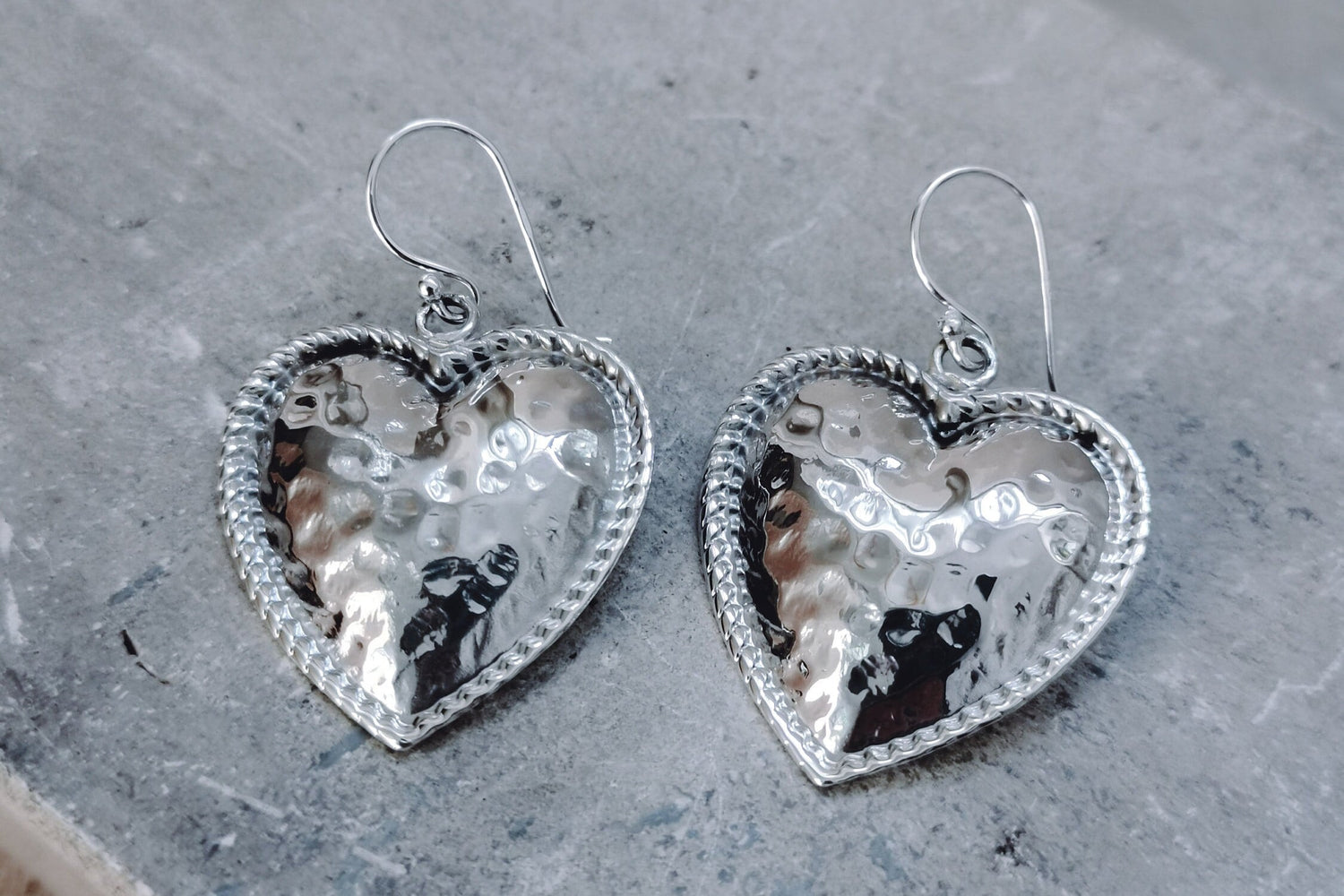 Sterling silver heart earrings, 925 silver earrings with hammered heart pendant, heart-shaped earrings made of sterling silver
