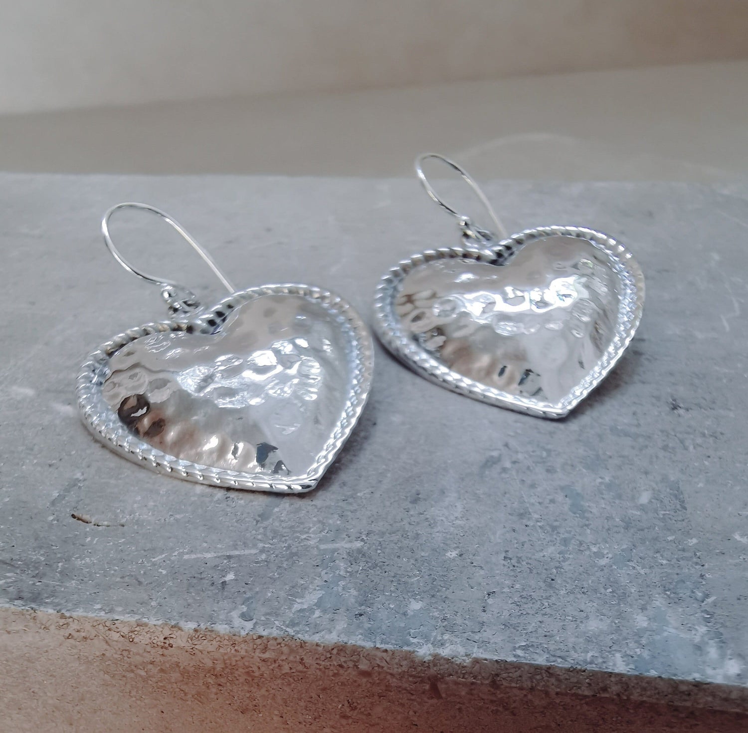 Sterling silver heart earrings, 925 silver earrings with hammered heart pendant, heart-shaped earrings made of sterling silver