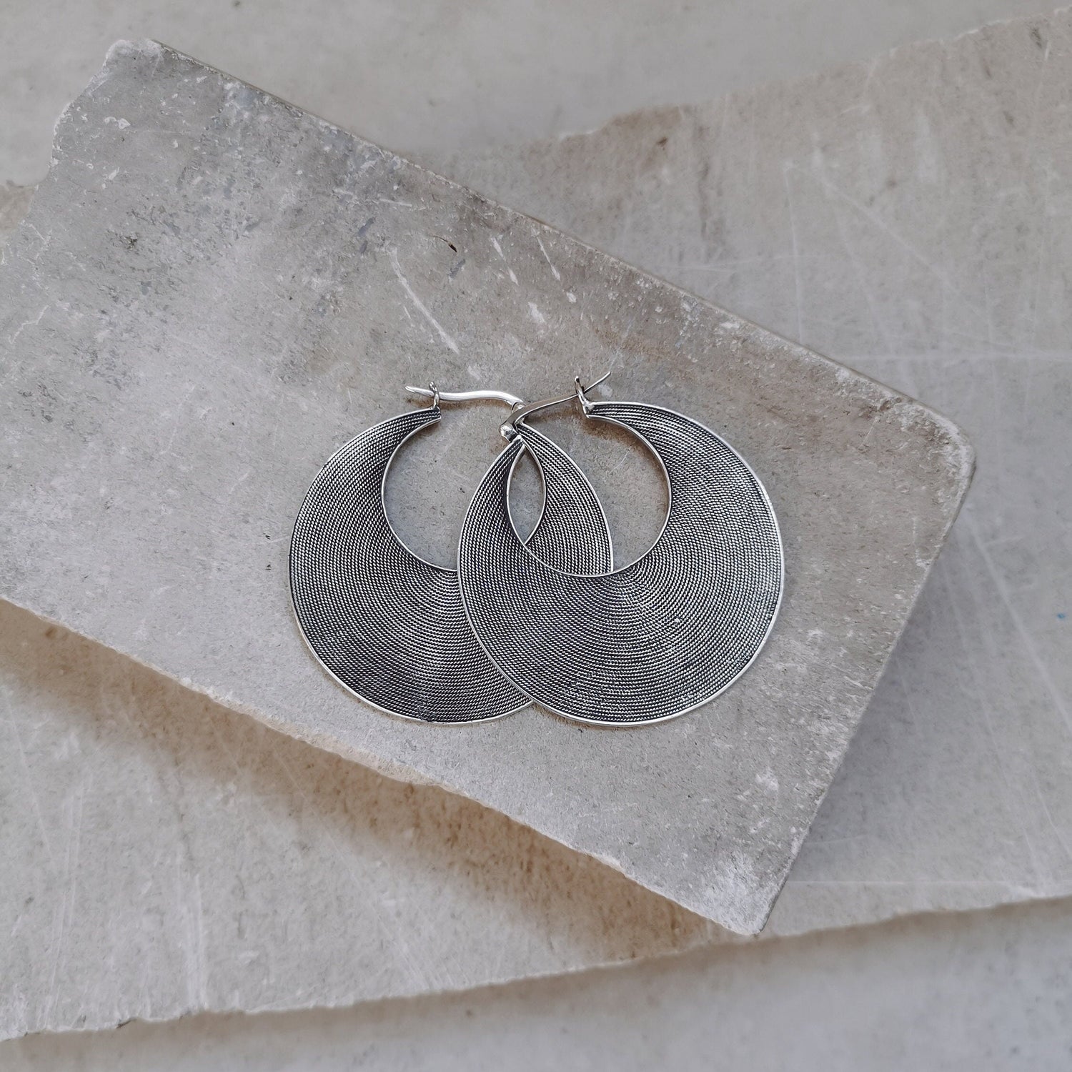 Boucles d'oreilles créoles massives en argent 925, boucles d'oreilles à disque ethnique en argent sterling épais 45 mm, boucles d'oreilles hippie bohème