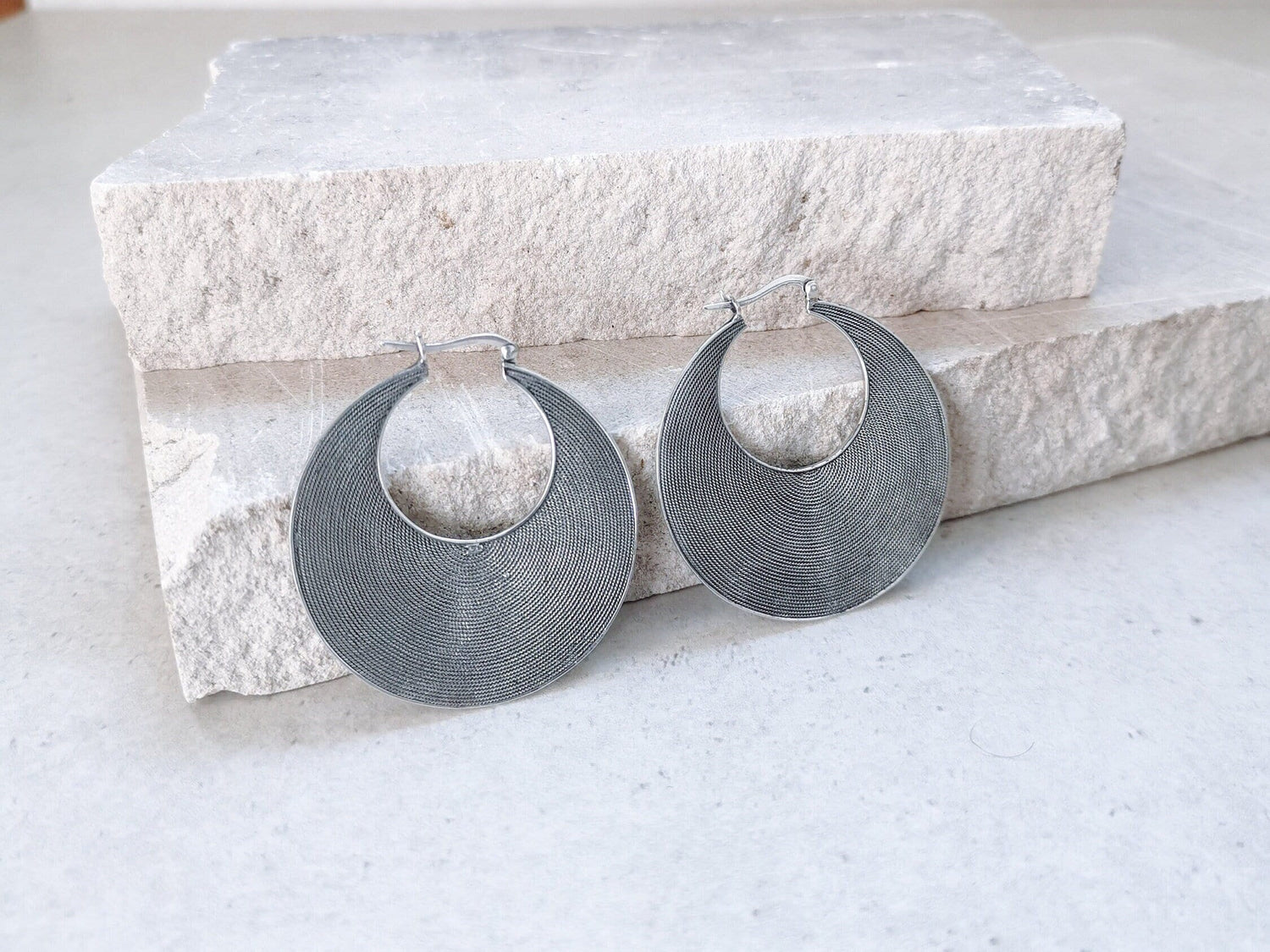 Boucles d'oreilles créoles massives en argent 925, boucles d'oreilles à disque ethnique en argent sterling épais 45 mm, boucles d'oreilles hippie bohème