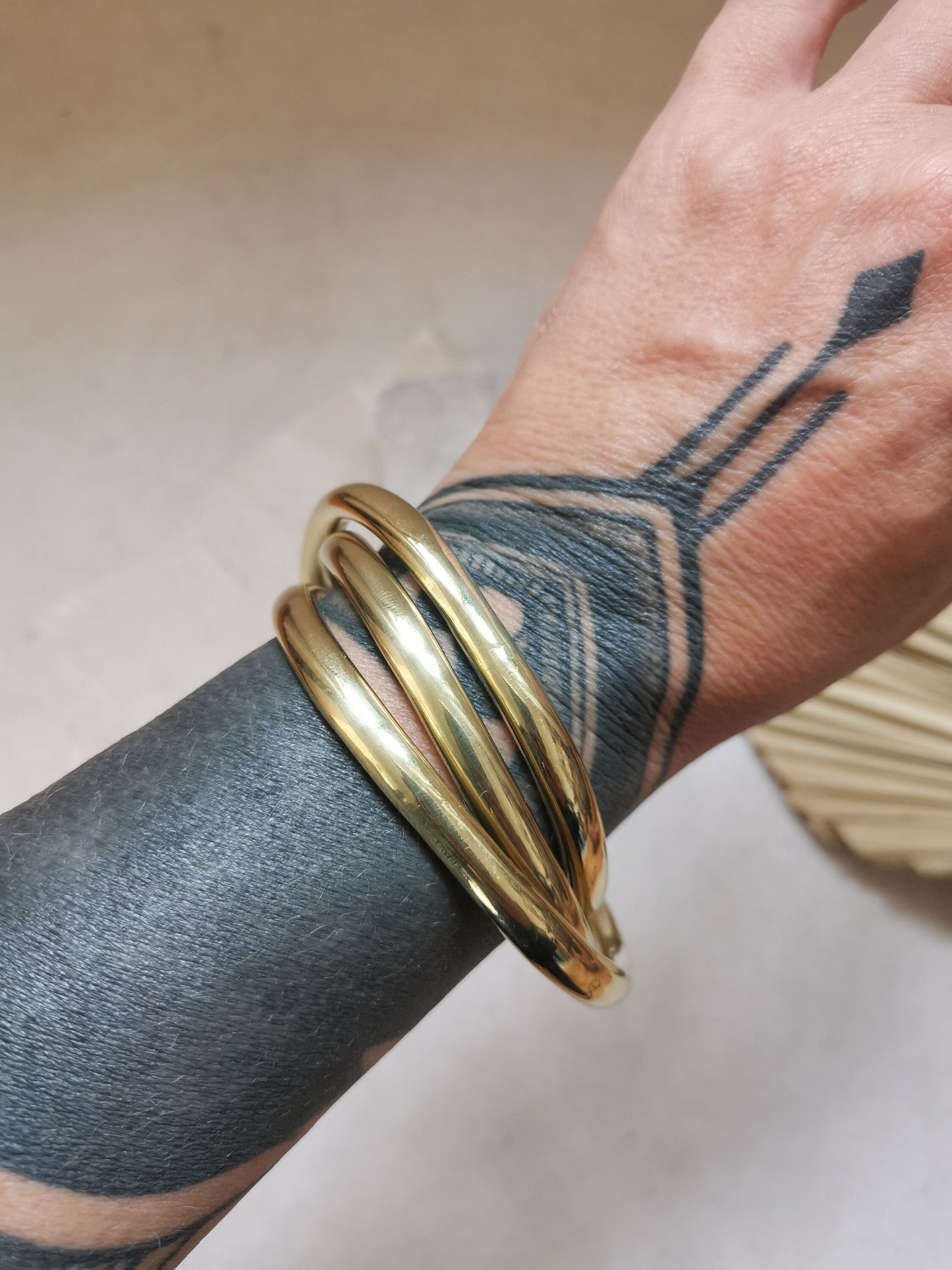 Chunky Armband aus goldenem Messing, Quadrat Statement Armband, breite Armreifen, Tribal goldener Armreif aus 3 Reifen, Trio Armband