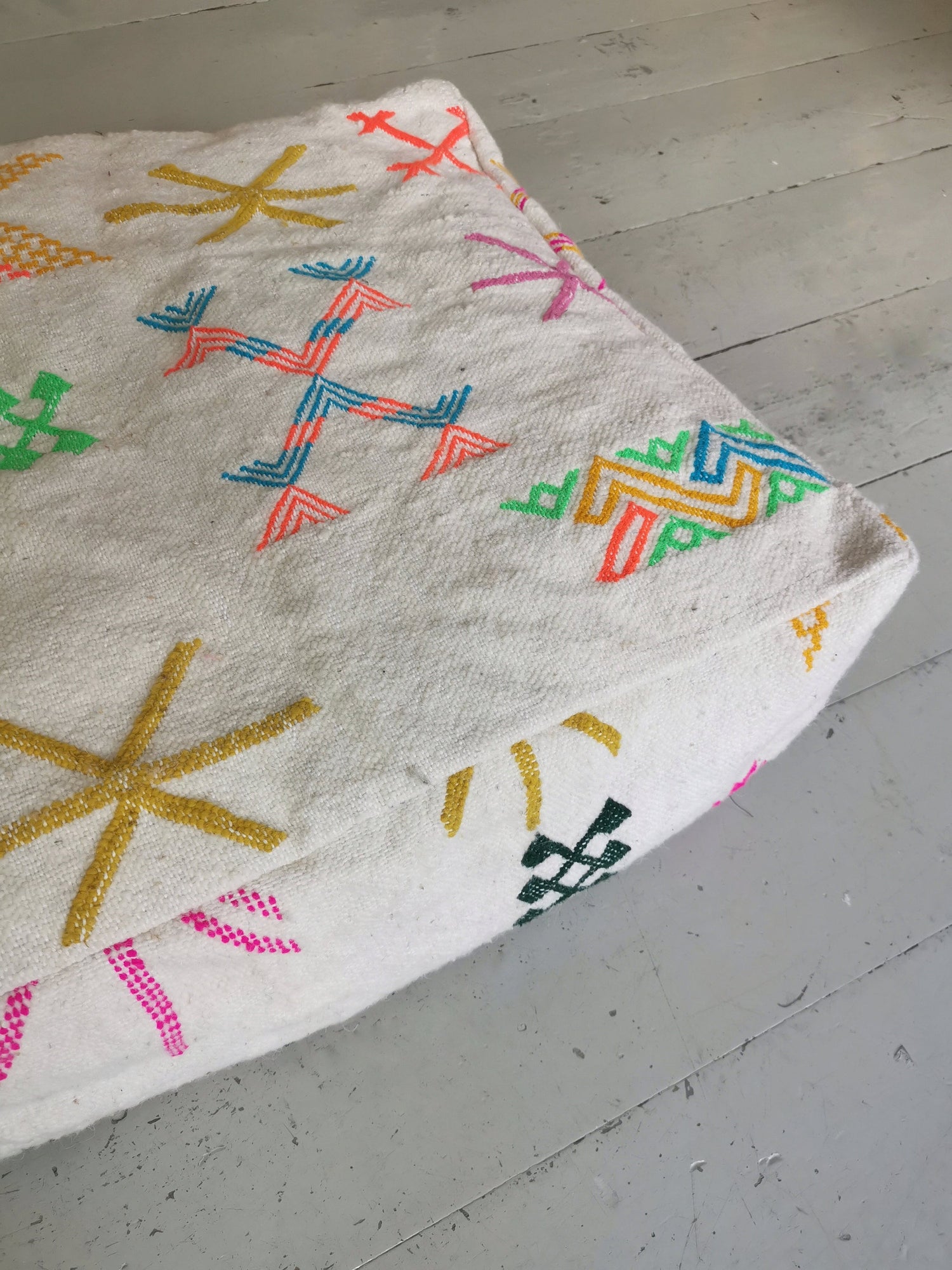 Marokkanischer Pouf, Berber Bodenkissen, Bunte geometrische Muster, Sitzkissen aus Wolle, Boho Sitzkissen, Handarbeit
